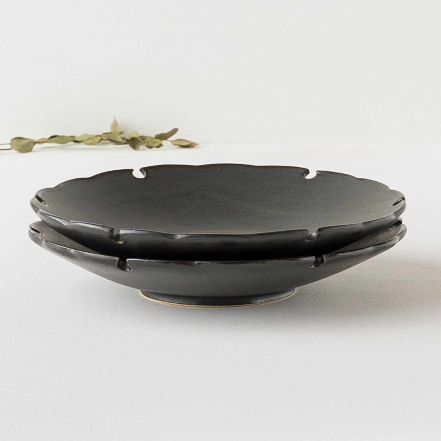 食卓を上品に彩ってくれるyoshida potteryの雪輪皿