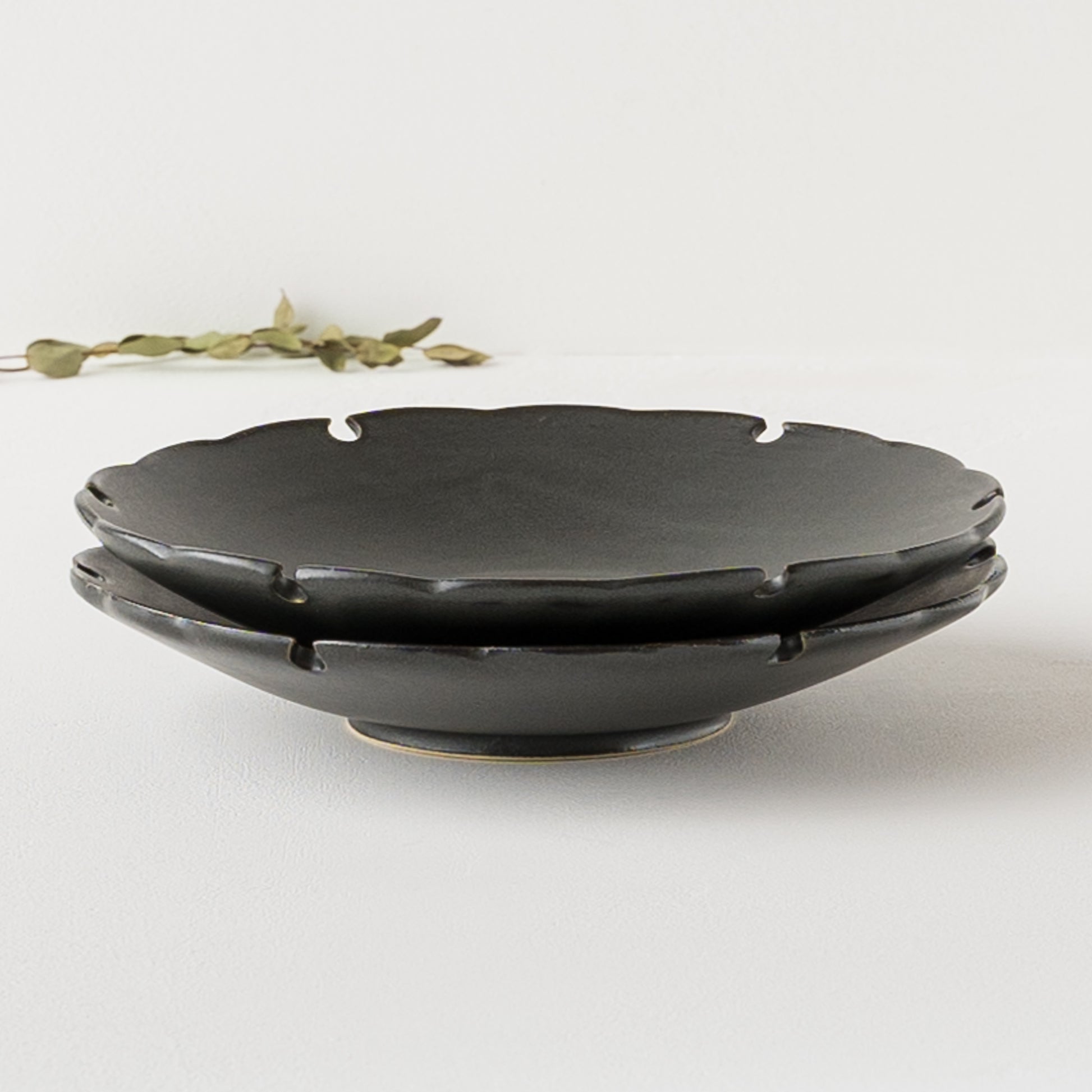 食卓を上品に彩ってくれるyoshida potteryの雪輪皿
