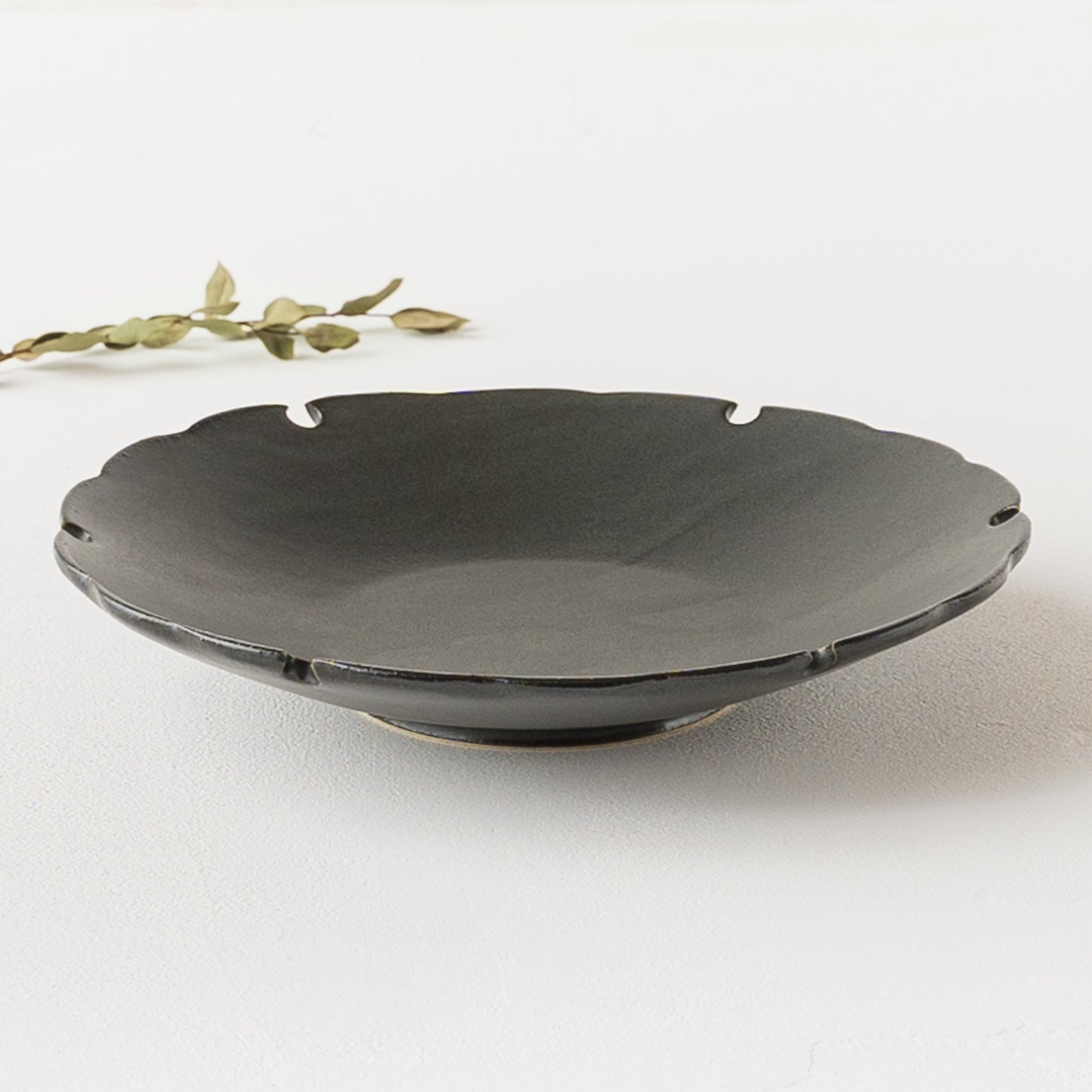 カレーやパスタが素敵に映えるyoshida potteryの雪輪皿