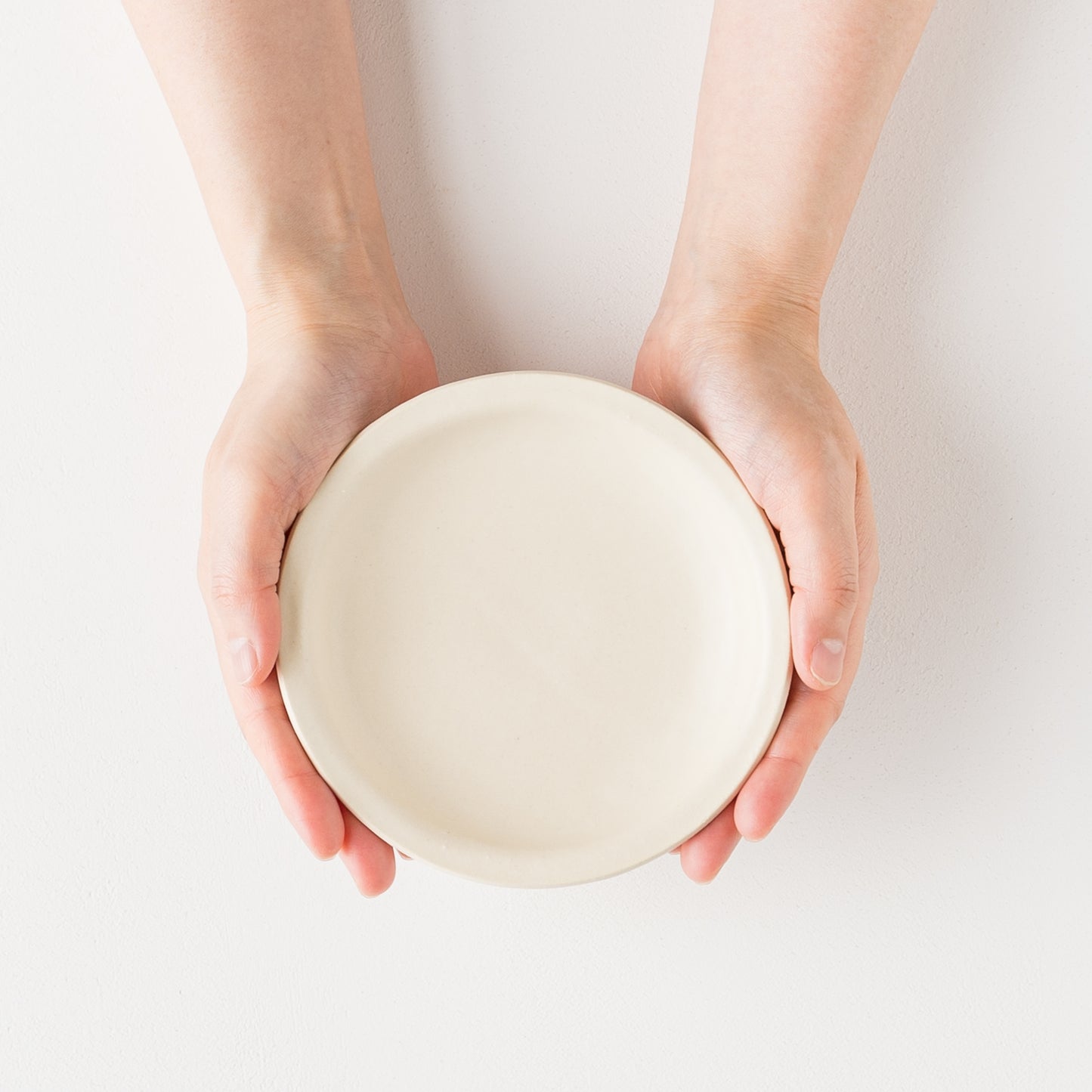 食卓のアクセントになるyoshida potteryの高杯皿