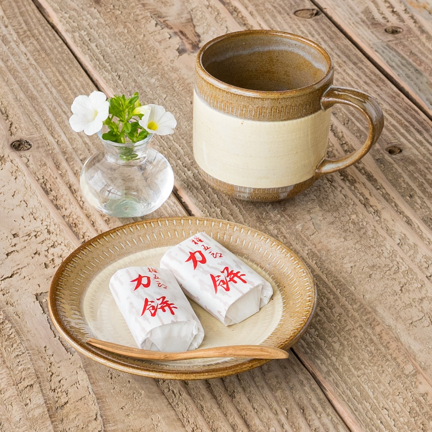 午後のほっと一息タイムが楽しく過ごせる小石原焼翁明窯元のマグと5寸皿
