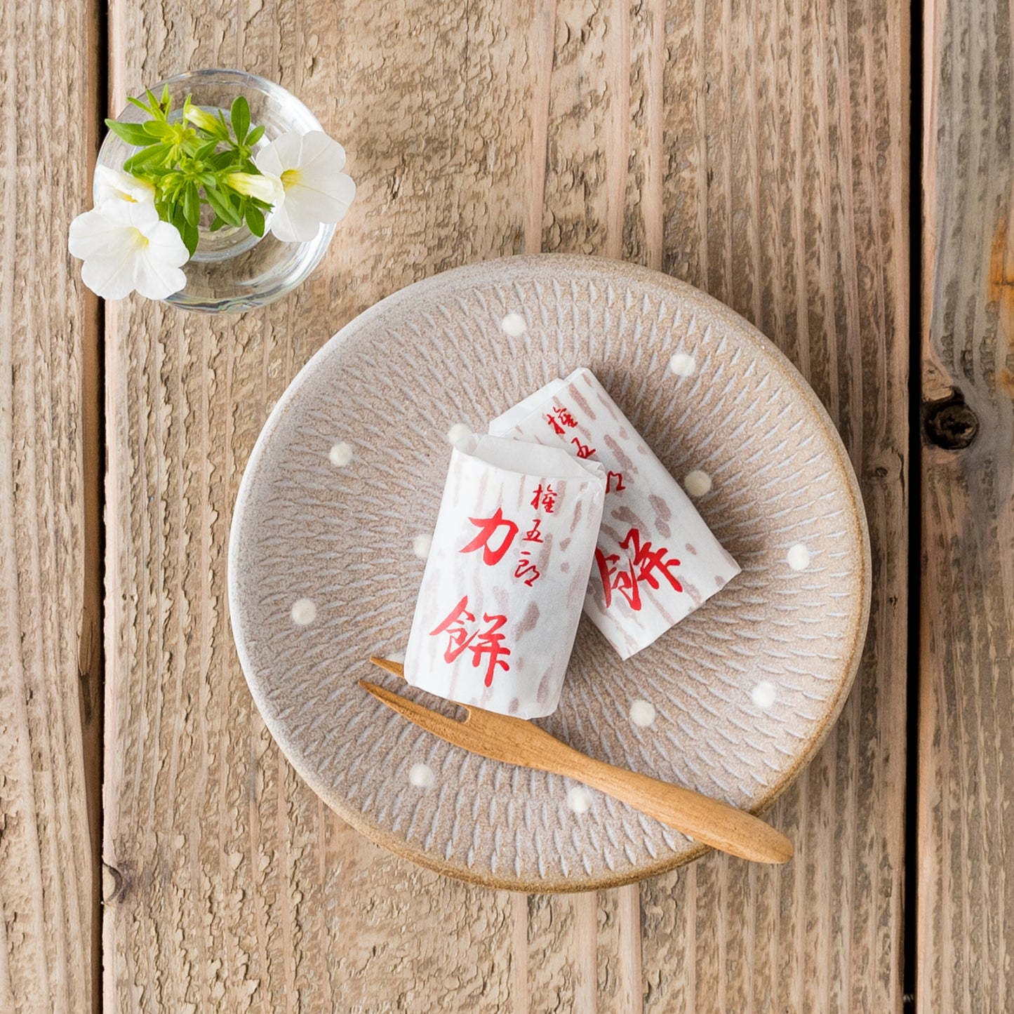 来客用のお茶請けにぴったりな小石原焼翁明窯元のドット柄の5寸皿