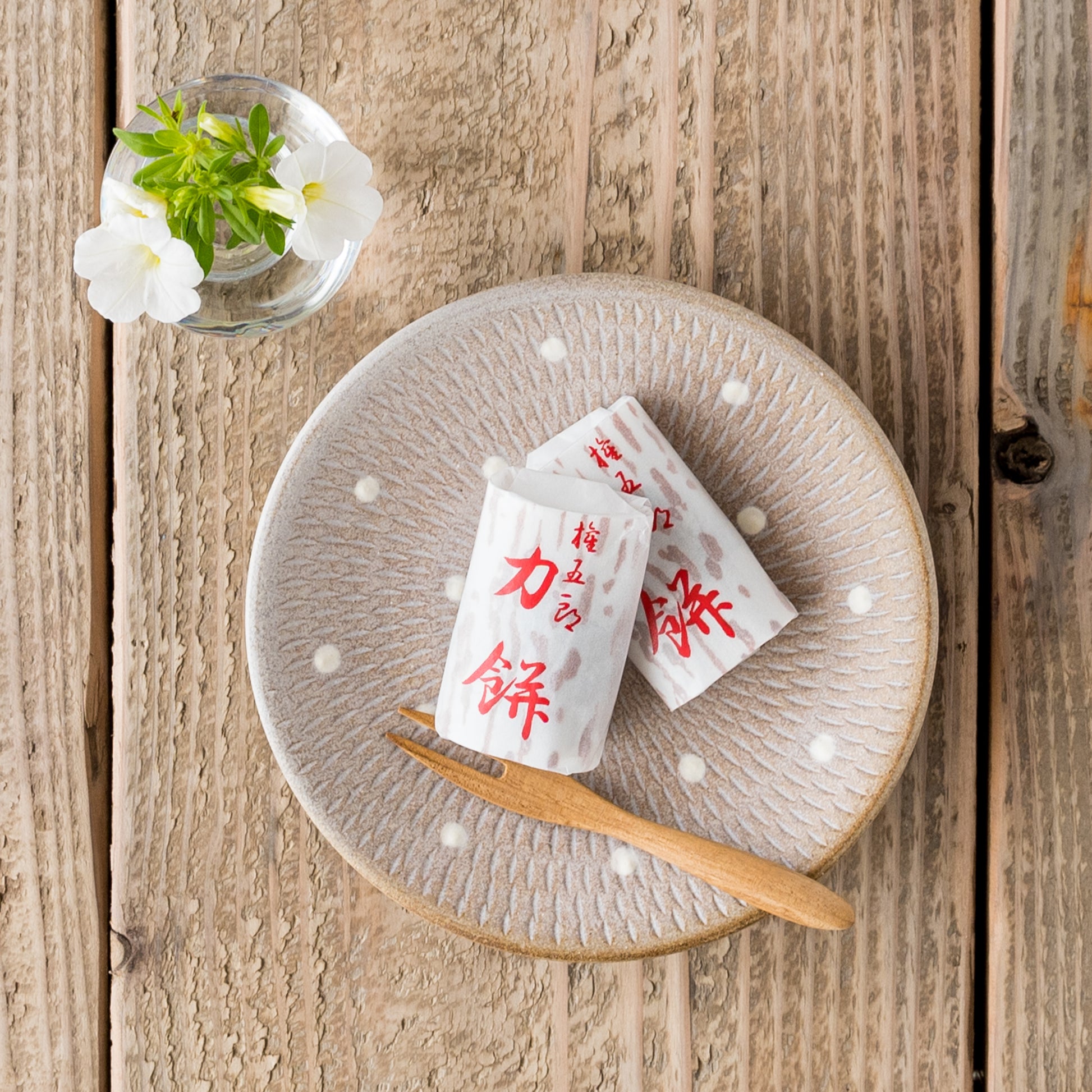 来客用のお茶請けにぴったりな小石原焼翁明窯元のドット柄の5寸皿