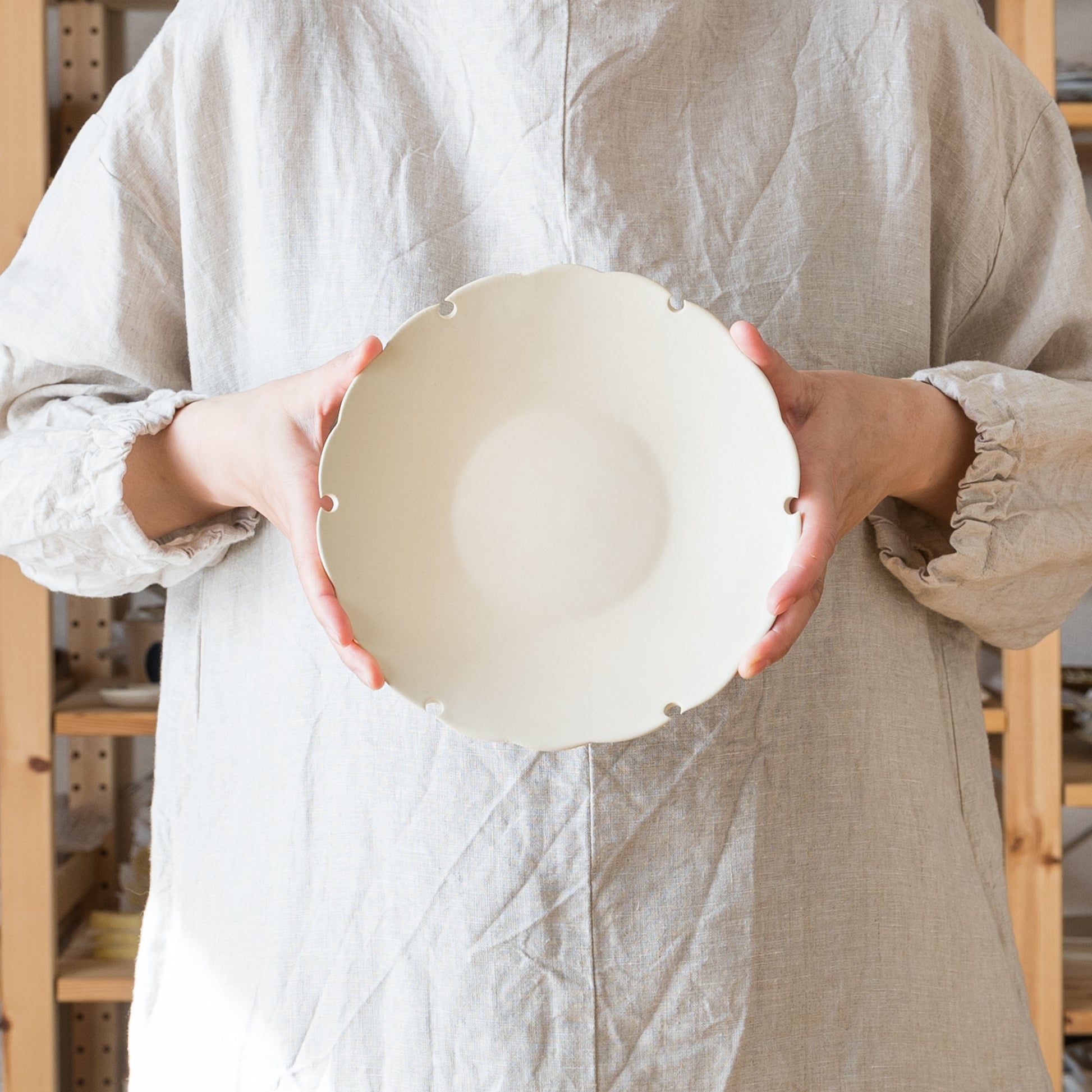 黄色がかった白に温かみを感じるyoshida potteryの雪輪皿