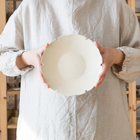 黄色がかった白に温かみを感じるyoshida potteryの雪輪皿