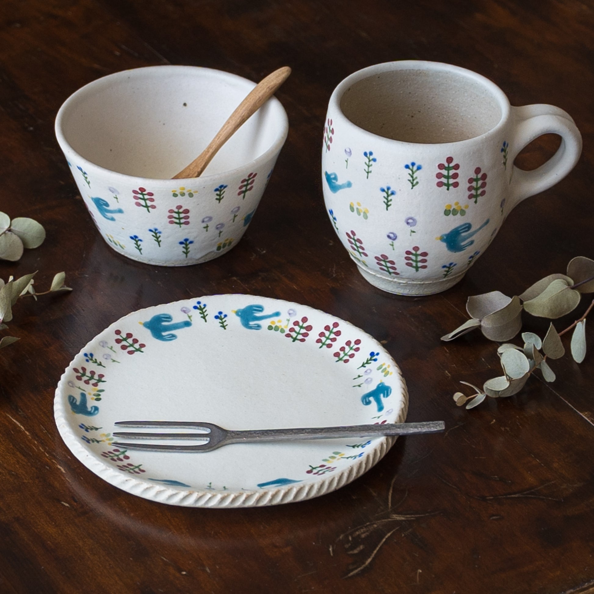 かわいい鳥と花の絵付けにほっこり癒されるしののめ窯の器