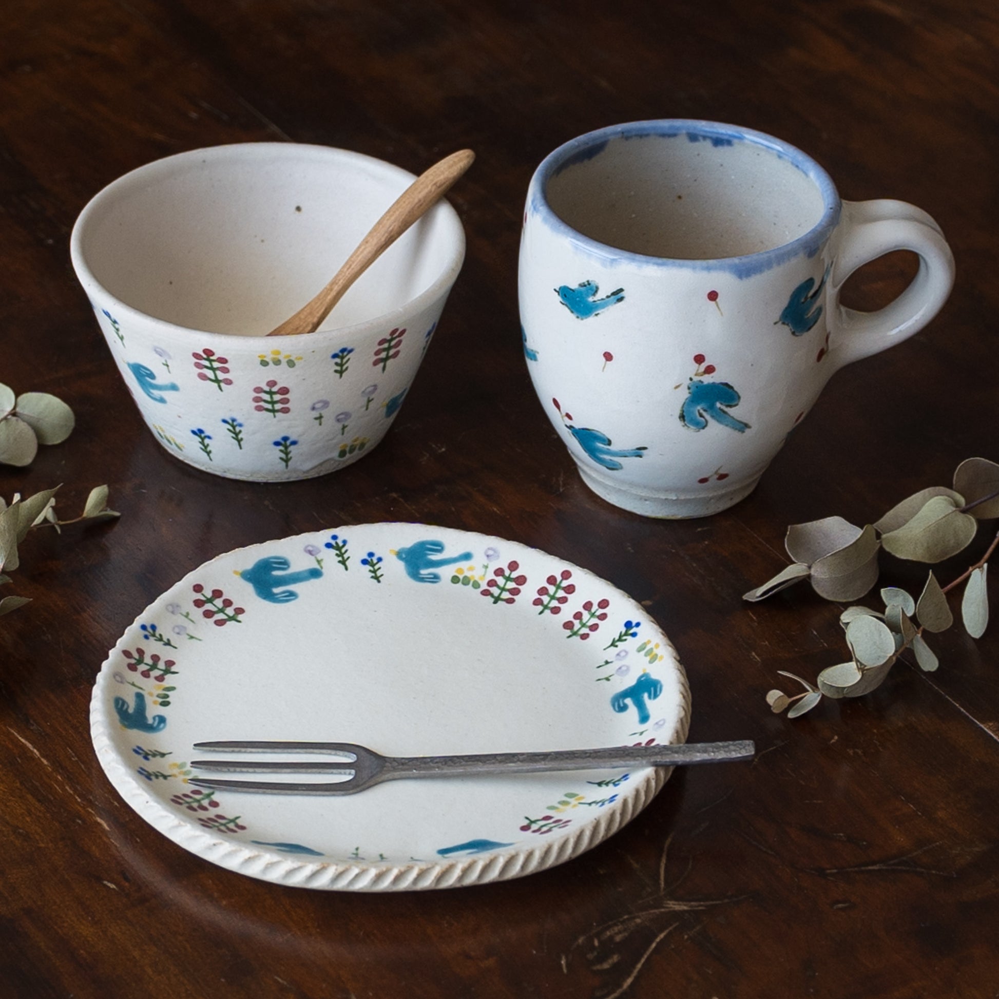 かわいい鳥と花の絵付けに心が安らぐしののめ窯の器