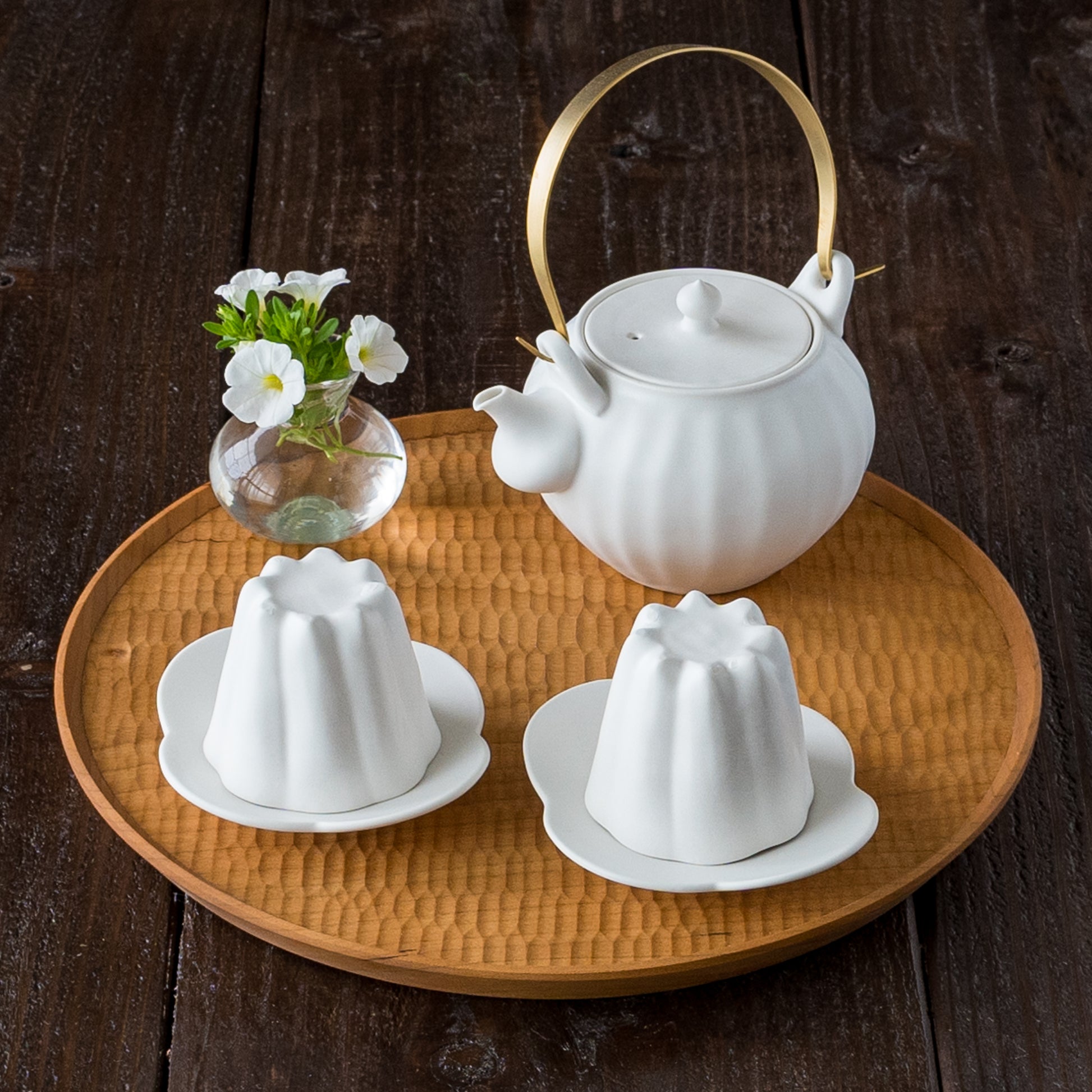 来客のおもてなしにぴったりな藤村佳澄さんの白磁のカヌレ茶器と急須