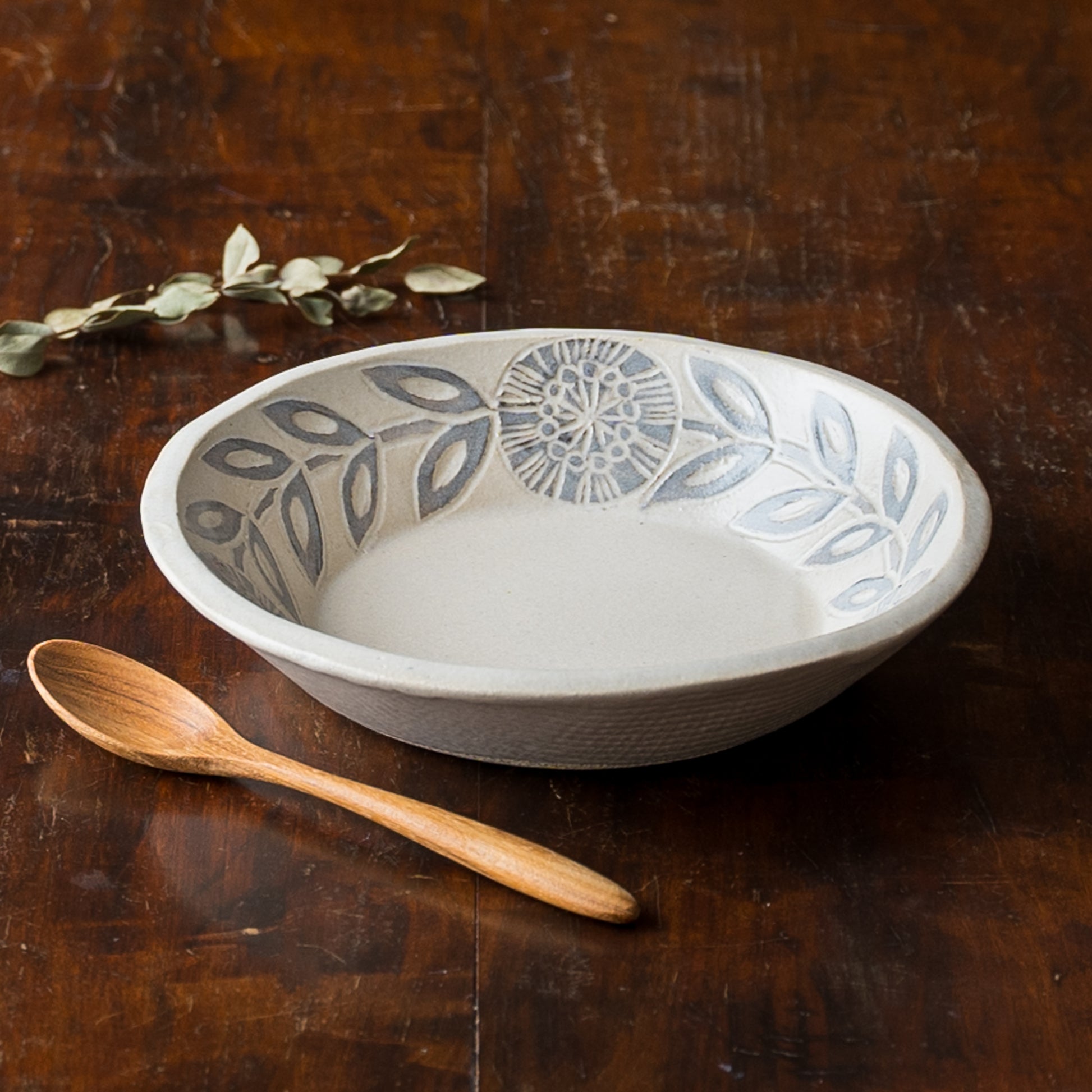 食卓を優雅に演出してくれる松崎麗さんのお花模様の丸深皿