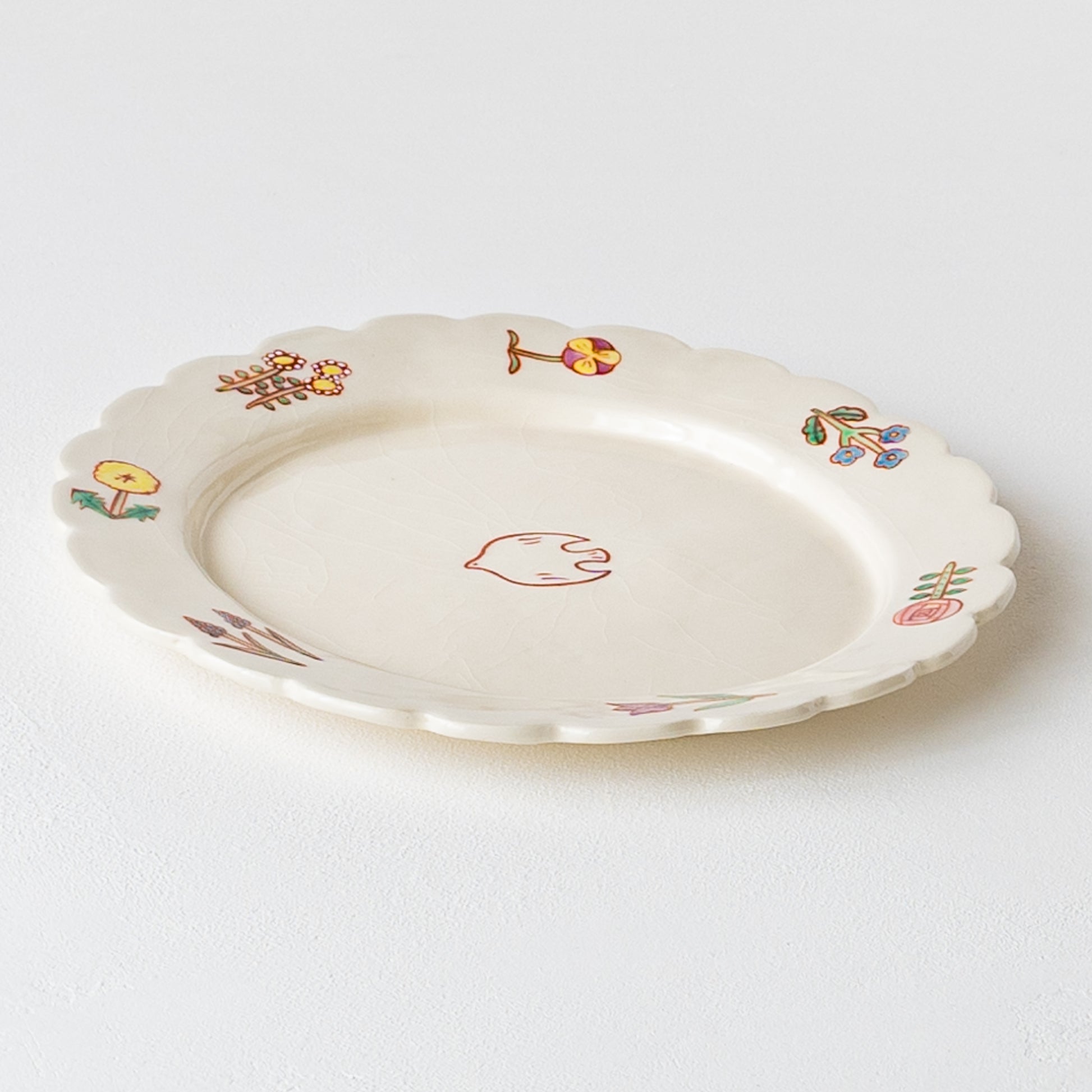 自然な揺らぎに温もりを感じる長浜由起子さんの8寸小花絵付皿
