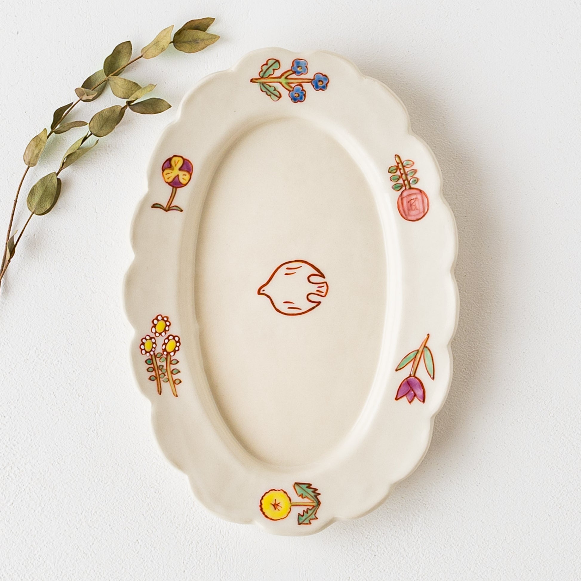 お花畑の上を鳥が羽ばたいているようで愛らしい長浜由起子さんの小花絵付オーバル皿