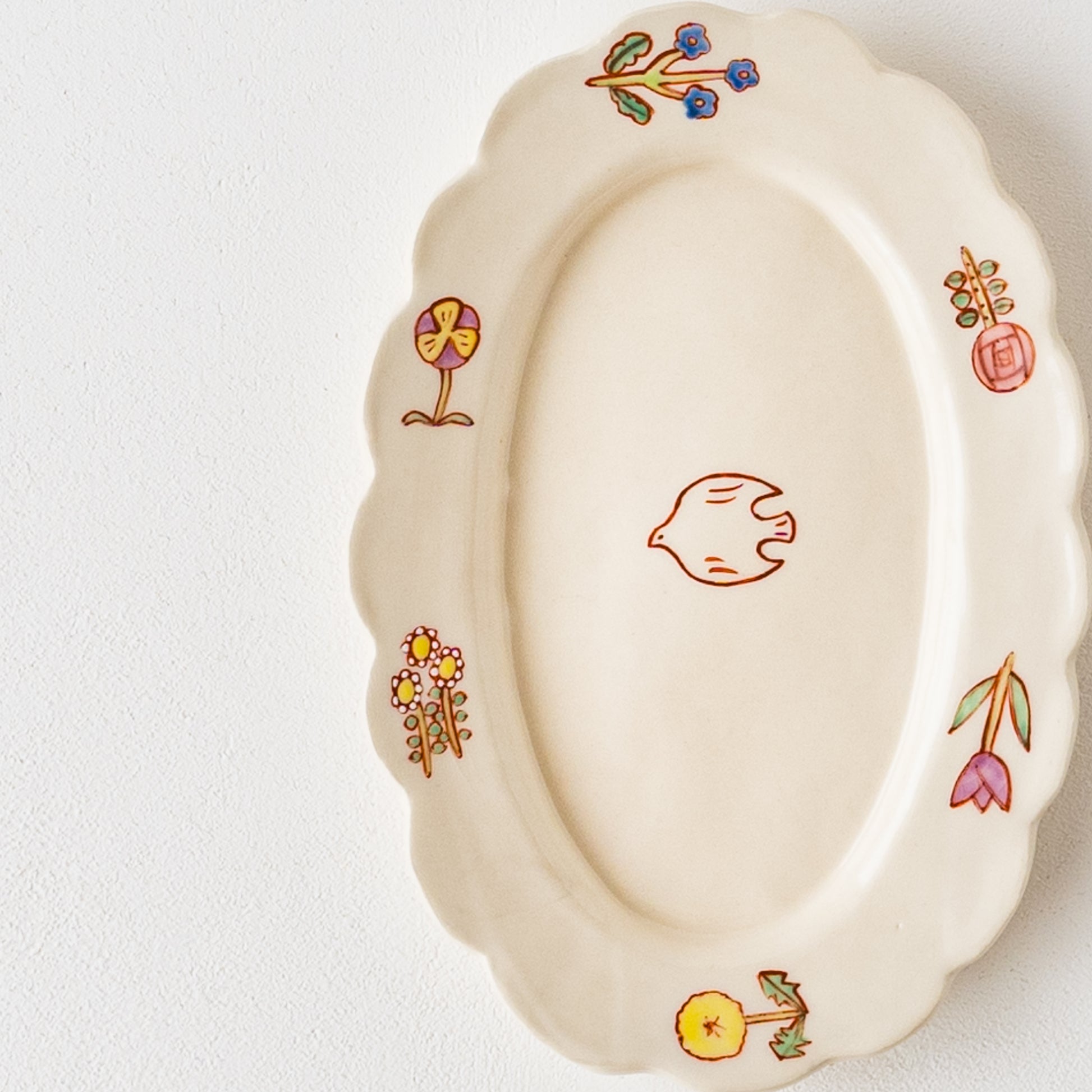 絵本の1ページのような絵柄にほっこり和む長浜由起子さんの小花絵付オーバル皿