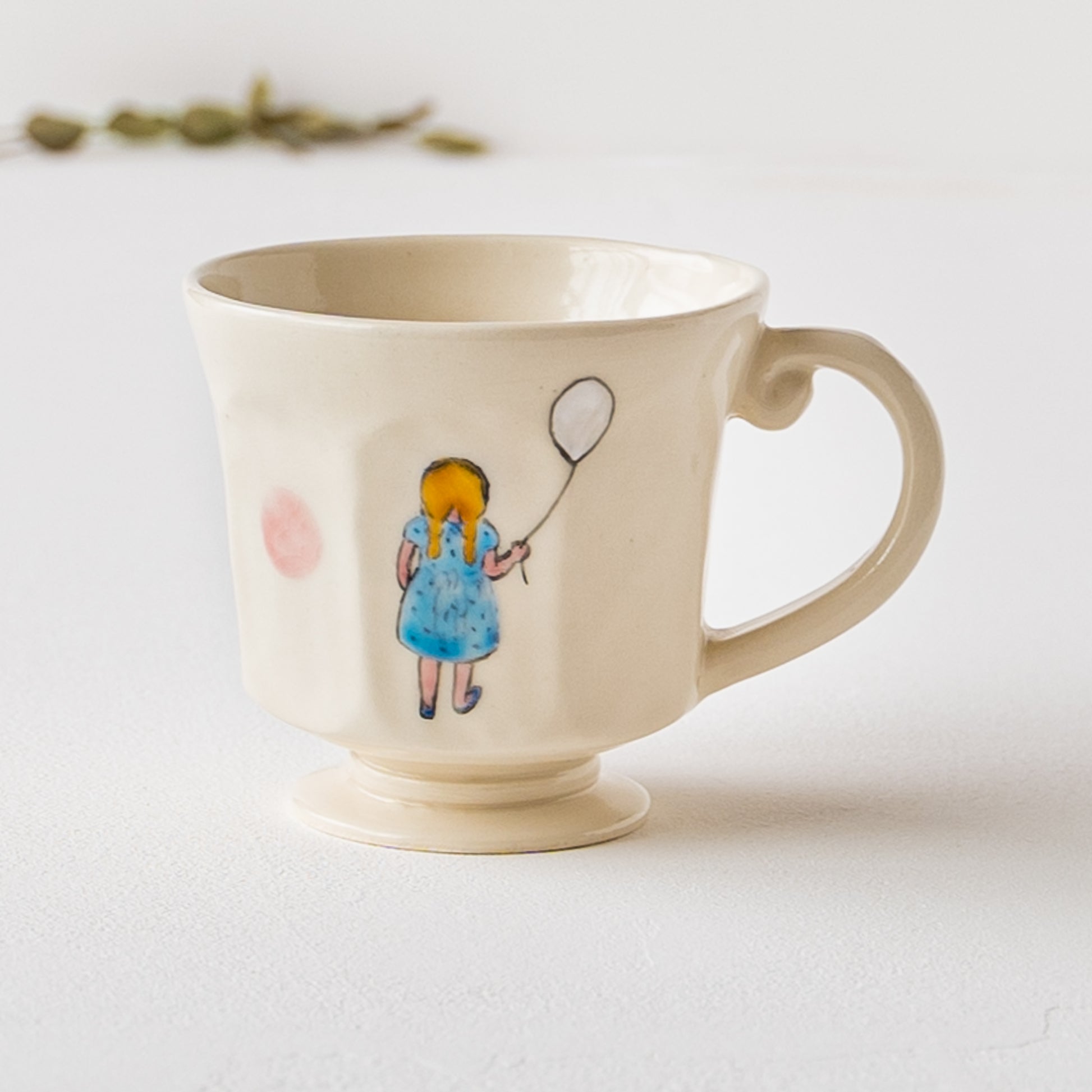 絵本のワンシーンのような絵柄が可愛らしい長浜由起子さんの女の子絵付マグ