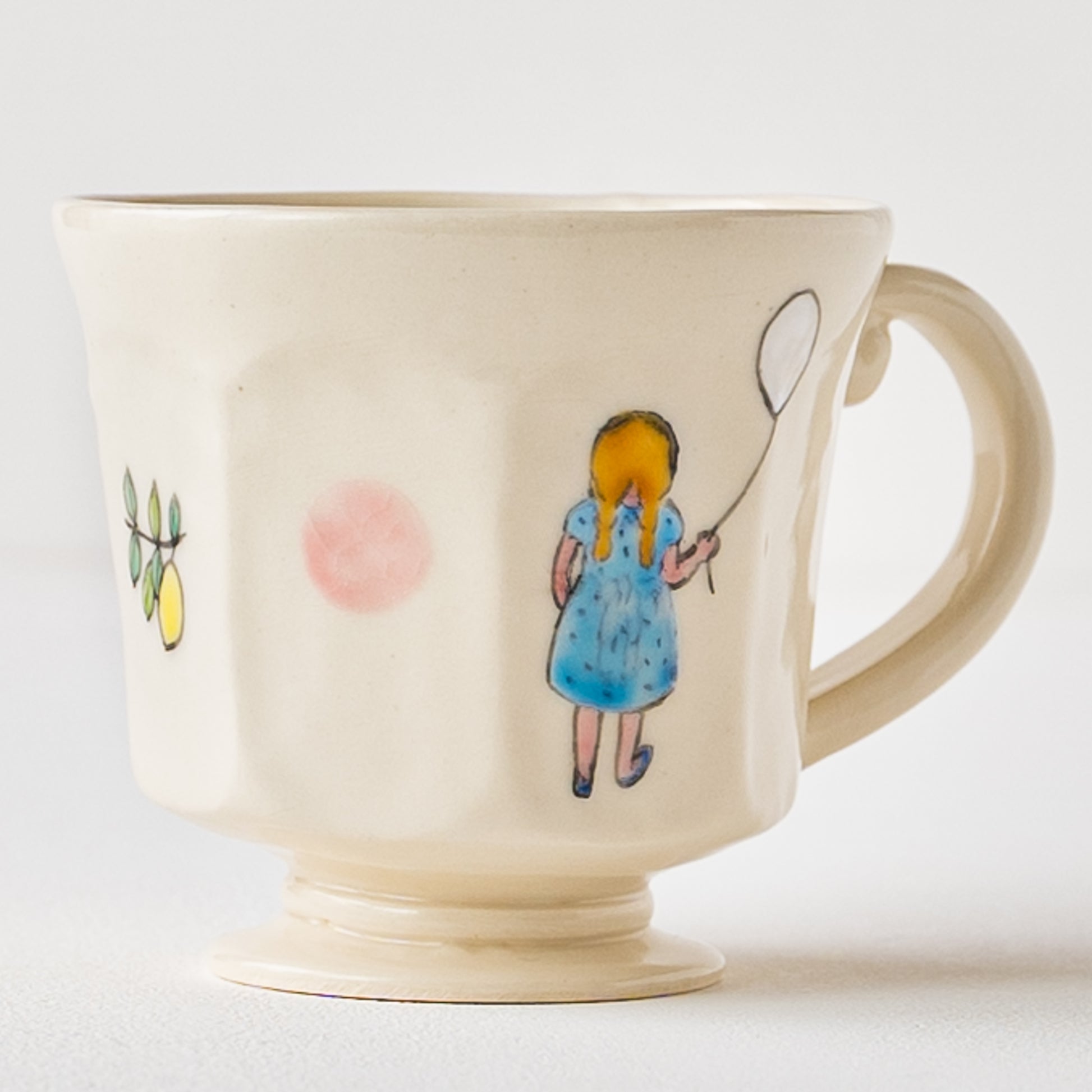 絵本の1ページのような絵柄にほっこり癒される長浜由起子さんの女の子絵付マグ