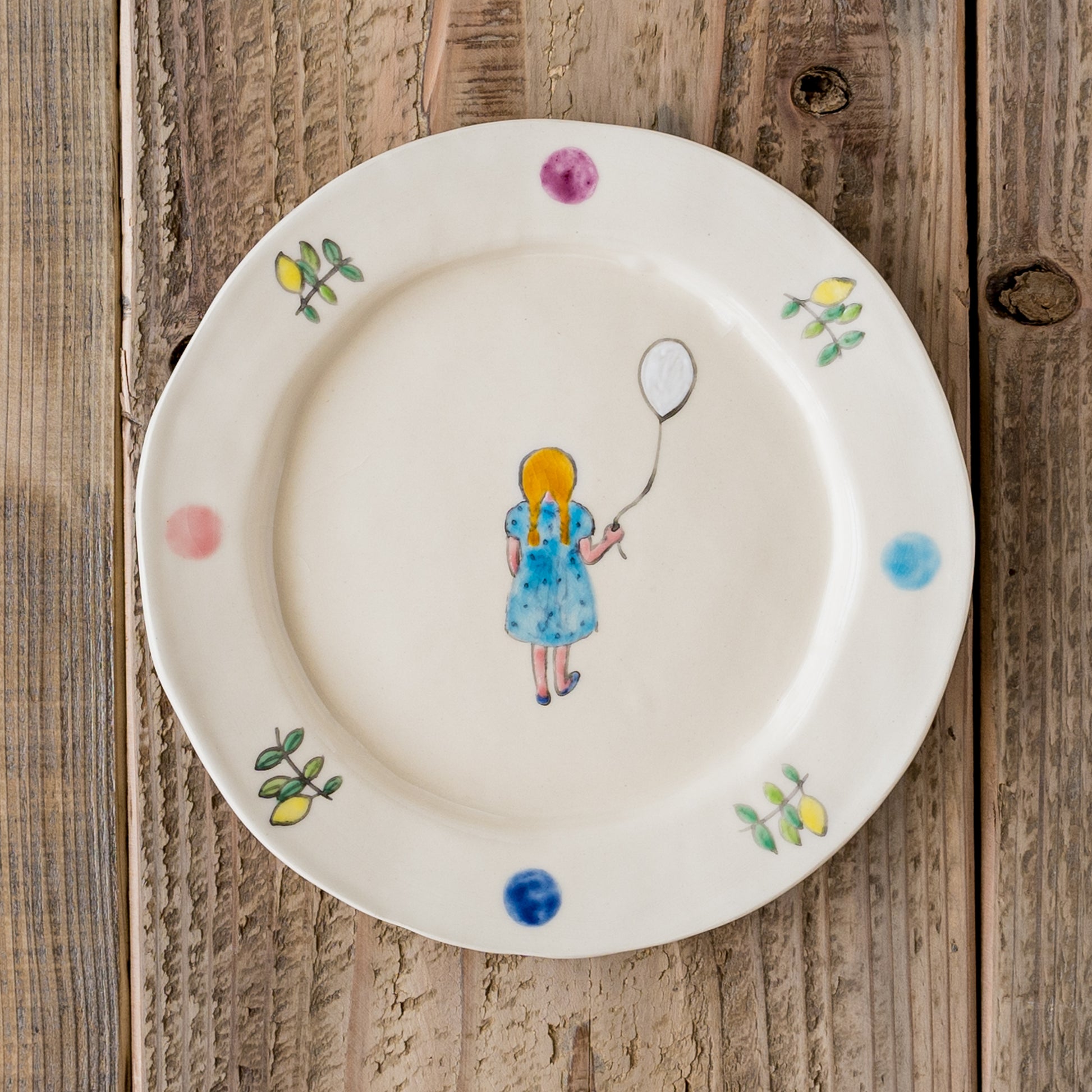 食卓が絵本の1ページのようになる長浜由起子さんの6寸女の子絵付皿