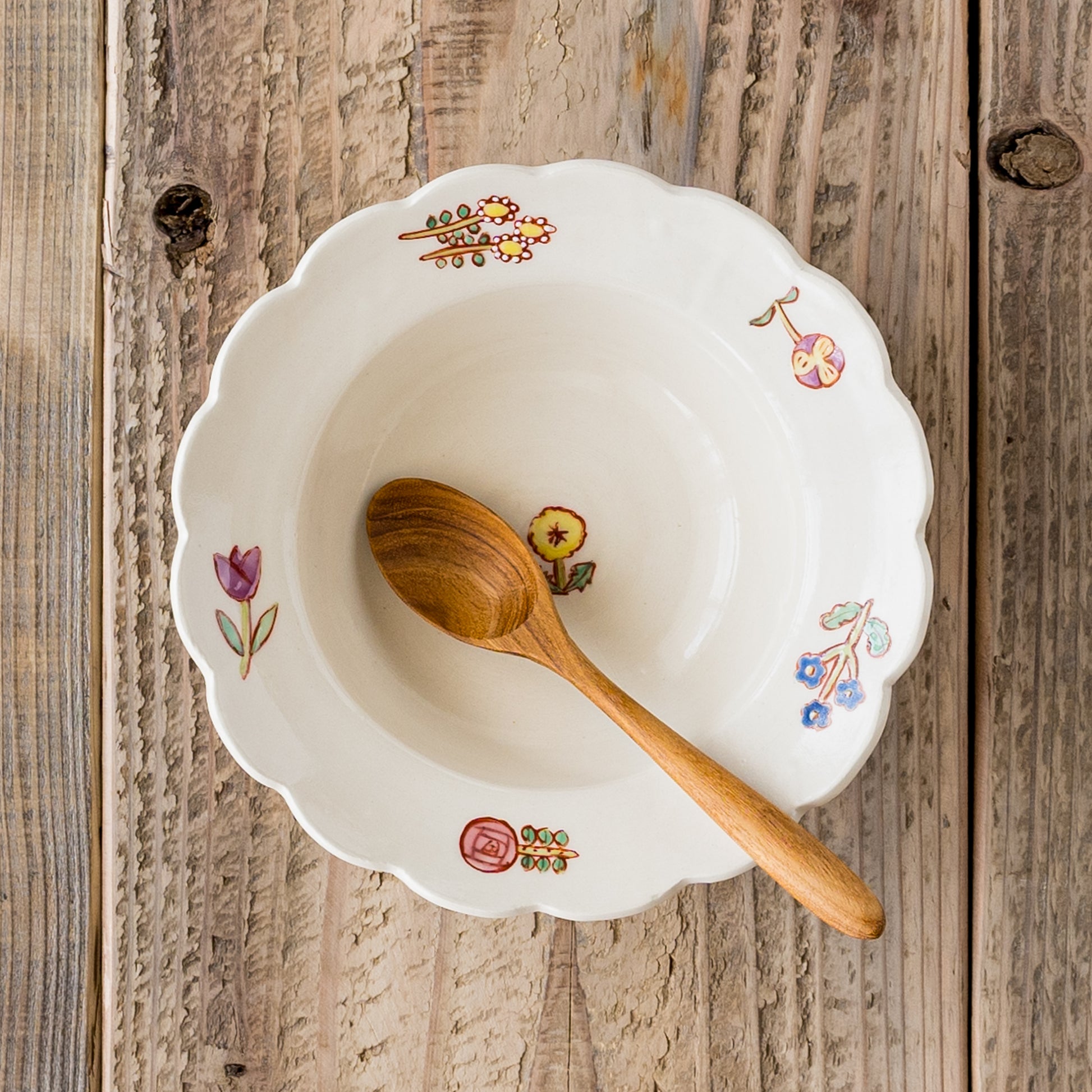 明るく楽しい食卓にしてくれる長浜由起子さんの小花絵付スープ皿