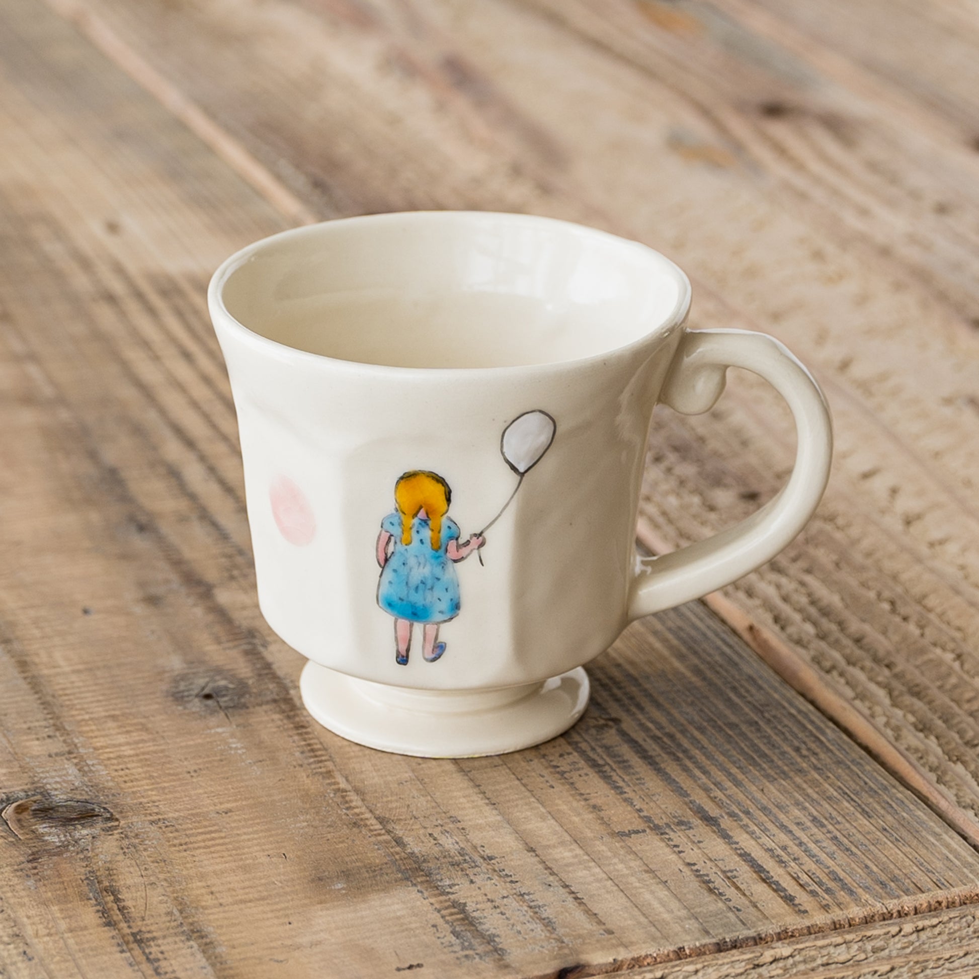 素敵なコーヒータイムを楽しめる長浜由起子さんの女の子絵付マグ