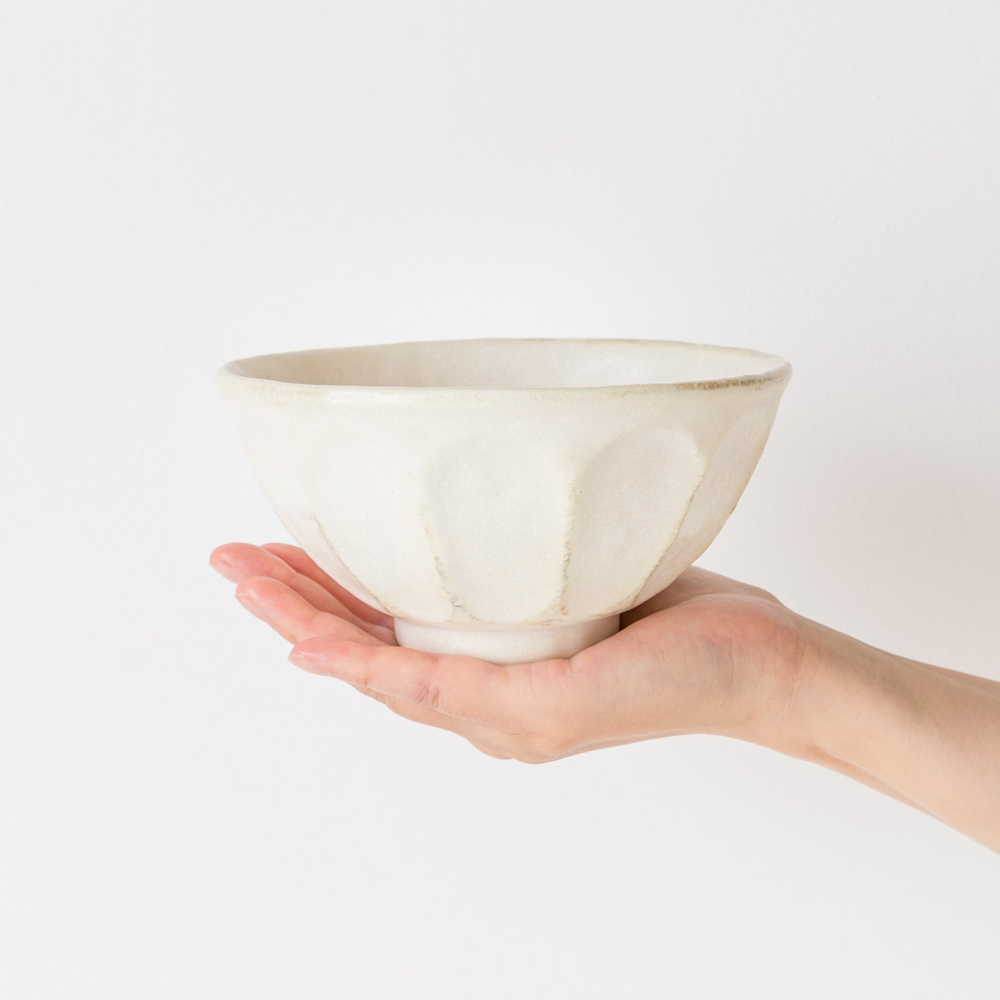 使いやすい美濃焼の輪花サラダボウル