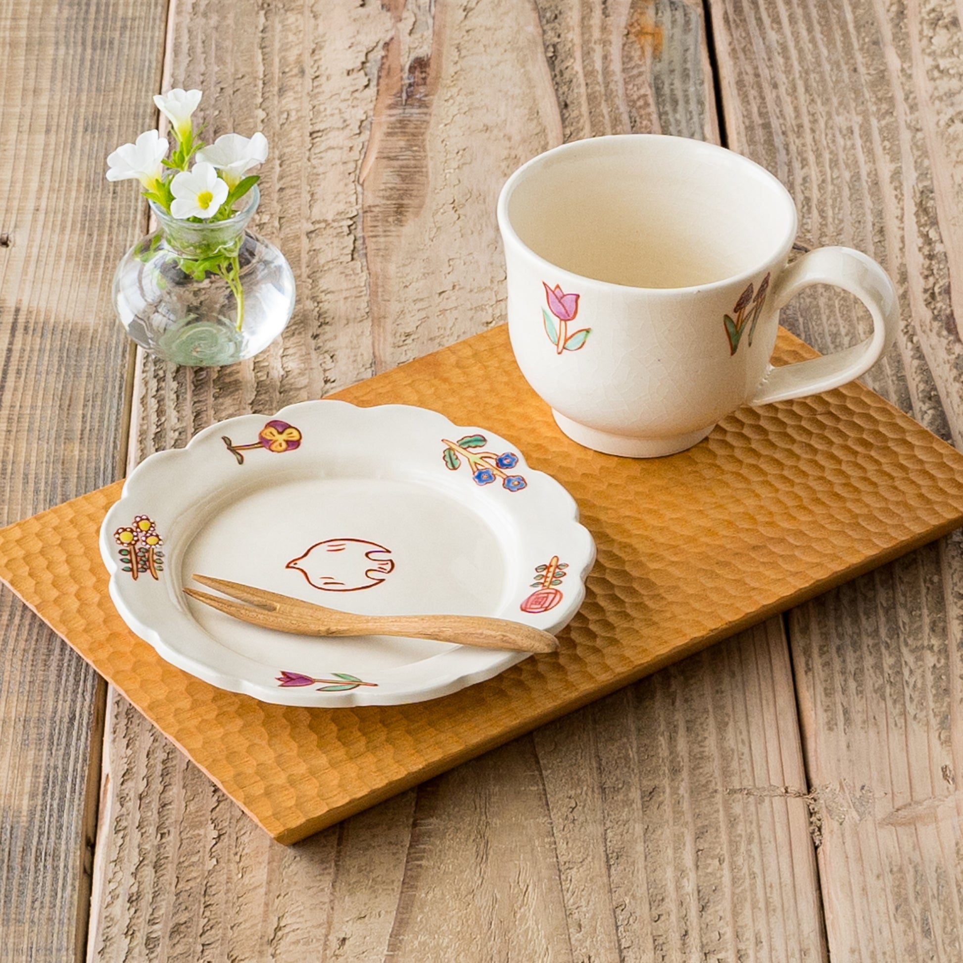 おうちでカフェ気分を味わえる長浜由起子さんの4寸小花絵付皿とマグ