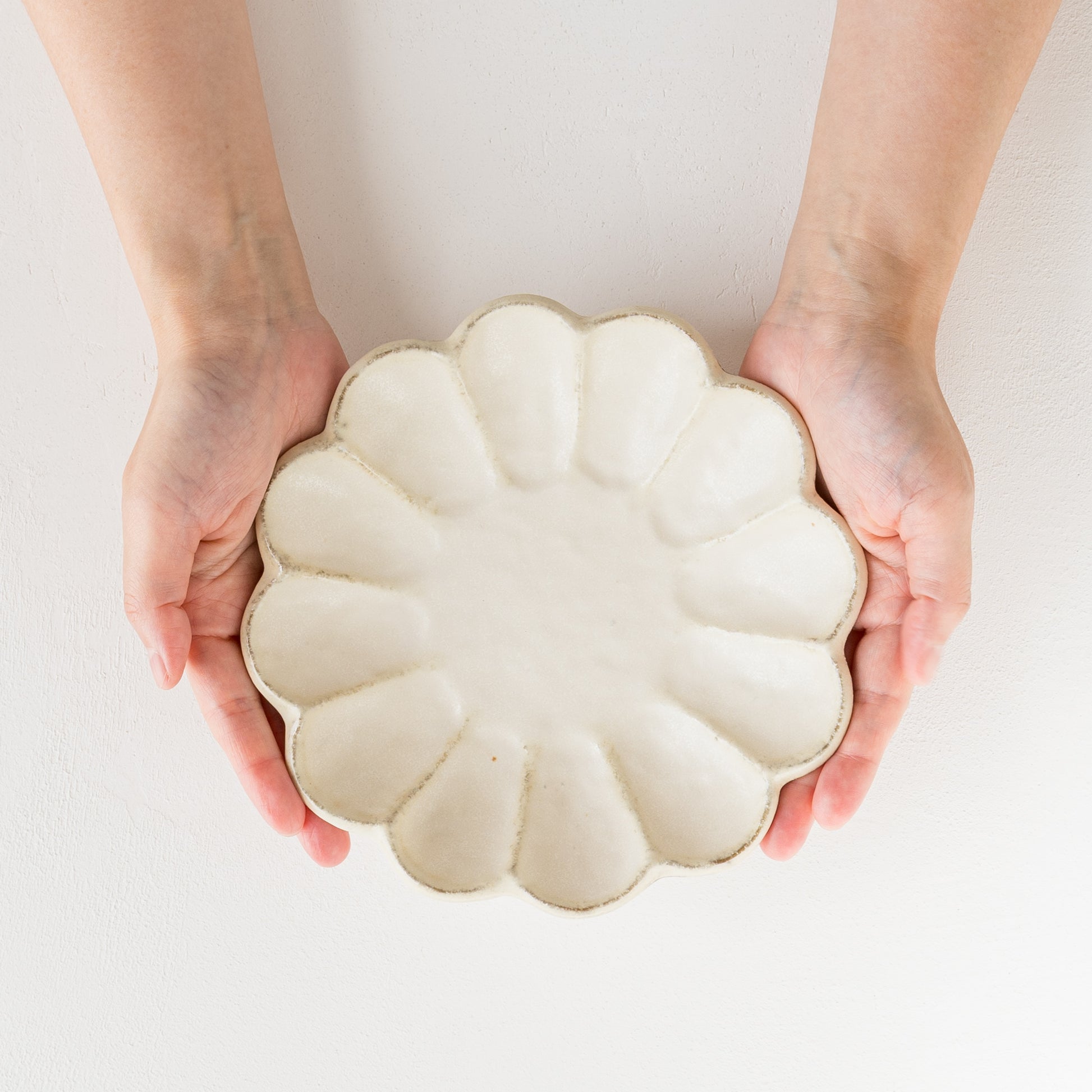 おうち時間を心地よくしてくれる美濃焼の輪花皿