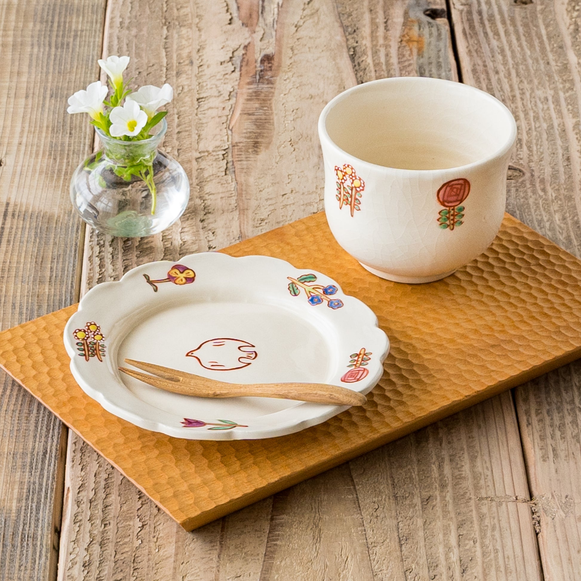おうちでおしゃれなカフェ気分を味わえる長浜由起子さんの小花絵付フリーカップと4寸小花絵付皿