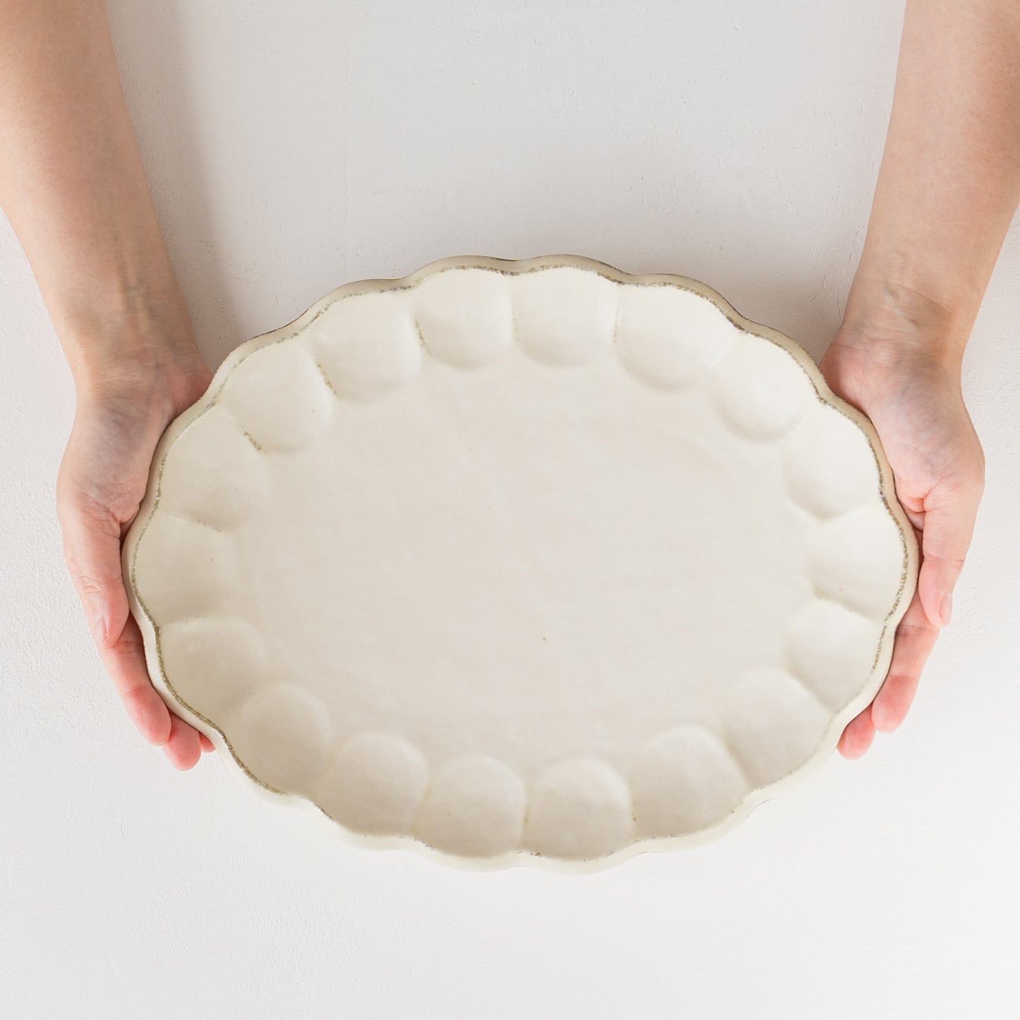 おうち時間を心地よくしてくれる美濃焼の輪花オーバル皿