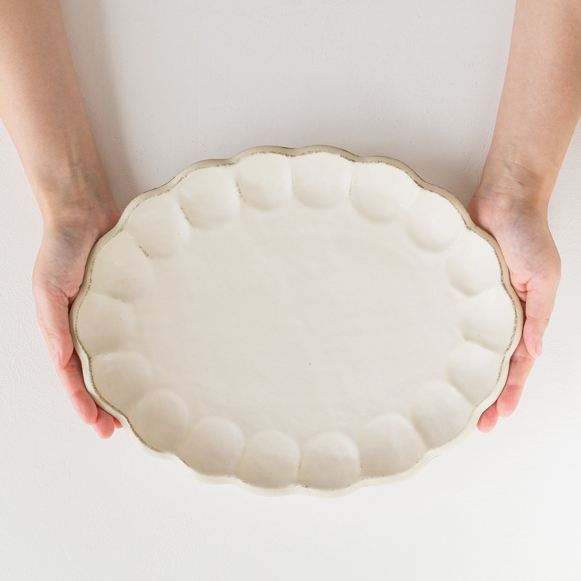 おうち時間を心地よくしてくれる美濃焼の輪花オーバル皿