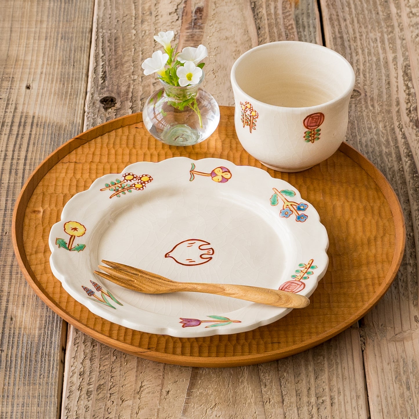 おうちで楽しいカフェタイムを楽しめる長浜由起子さんの小花絵付フリーカップと6寸皿