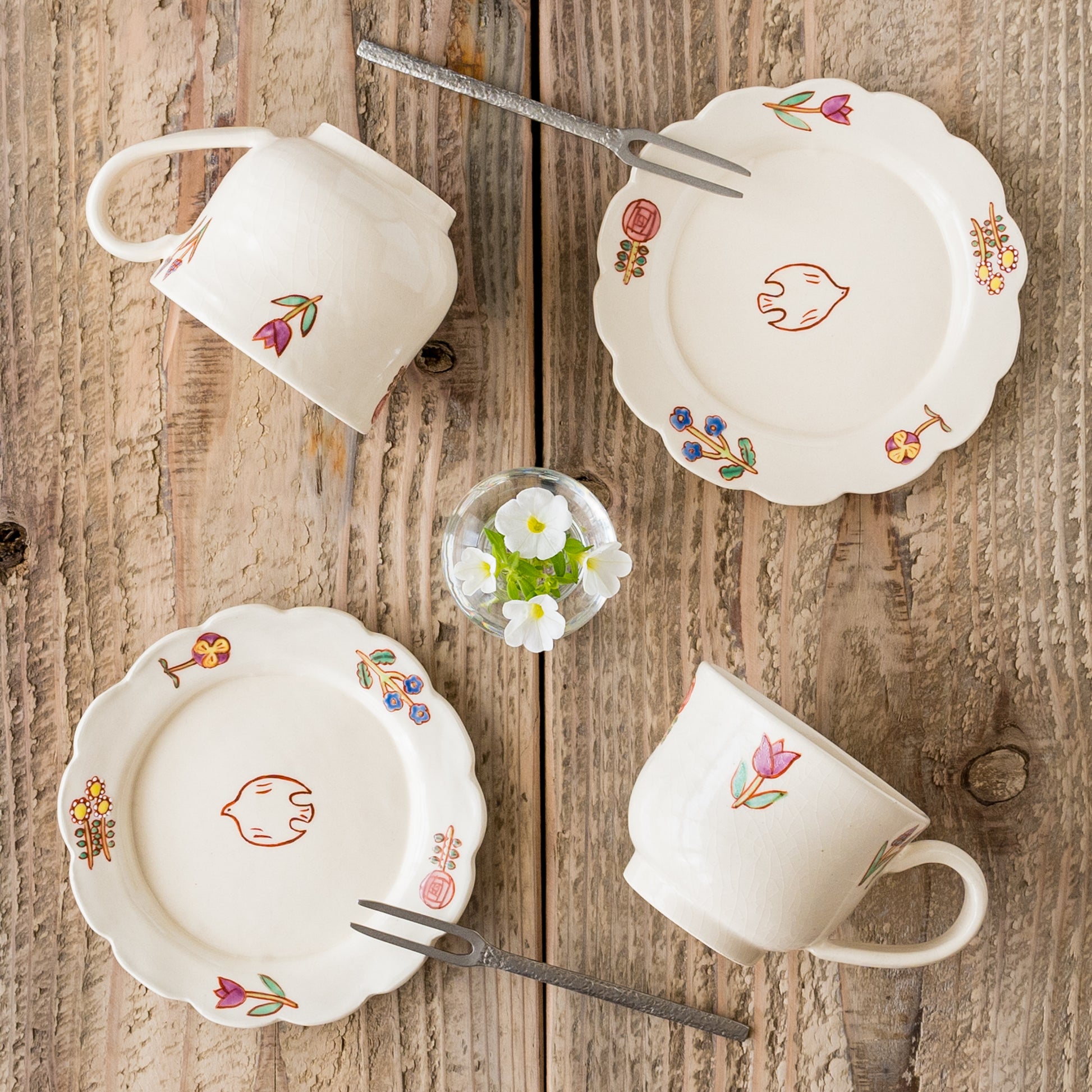おうち時間を明るく可愛く彩ってくれる長浜由起子さんの小花絵付マグとと4寸皿