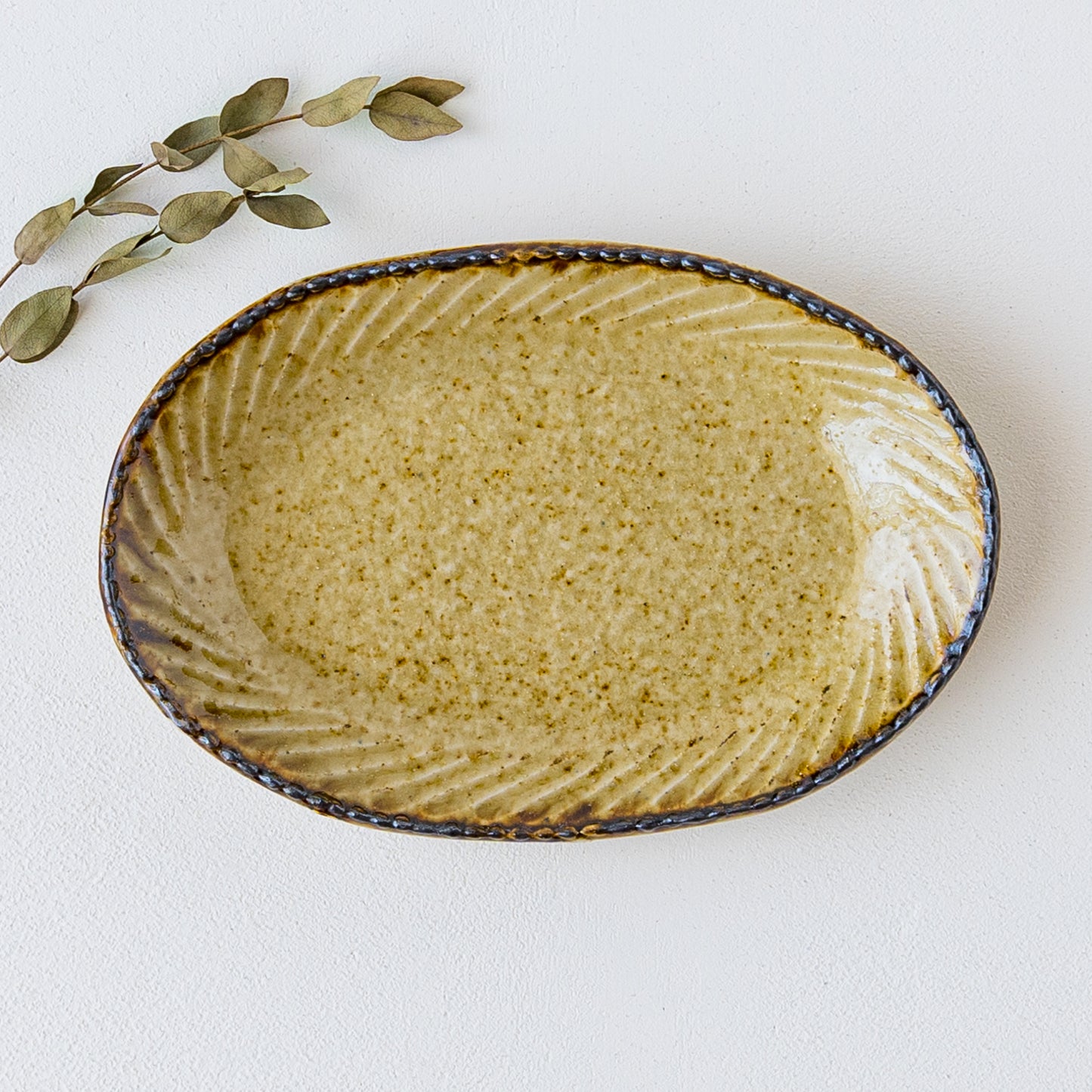 落ち着きのある琥珀色が美しいツキゾエハルさんの皮鯨オーバル皿
