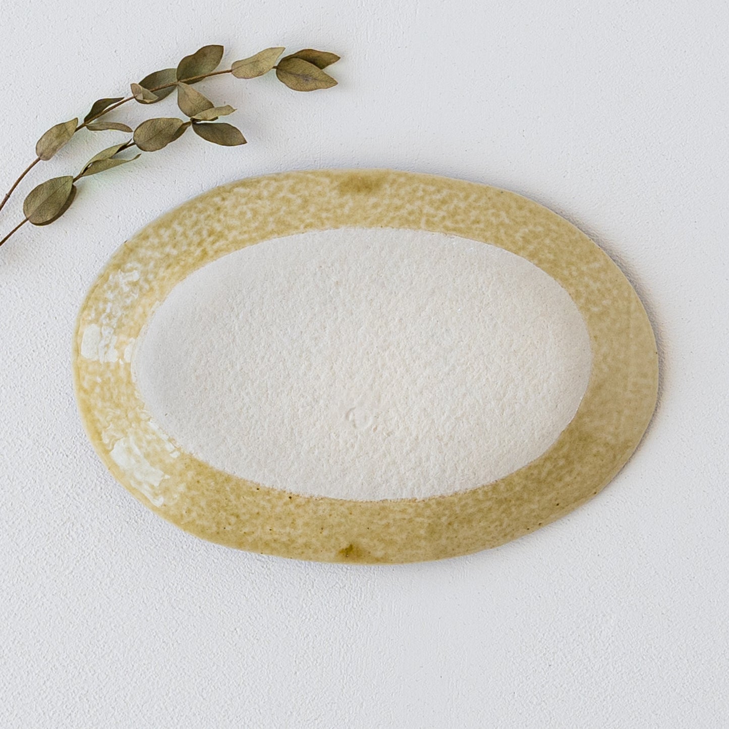 食卓を素敵に彩ってくれるツキゾエハルさんの皮鯨オーバル皿