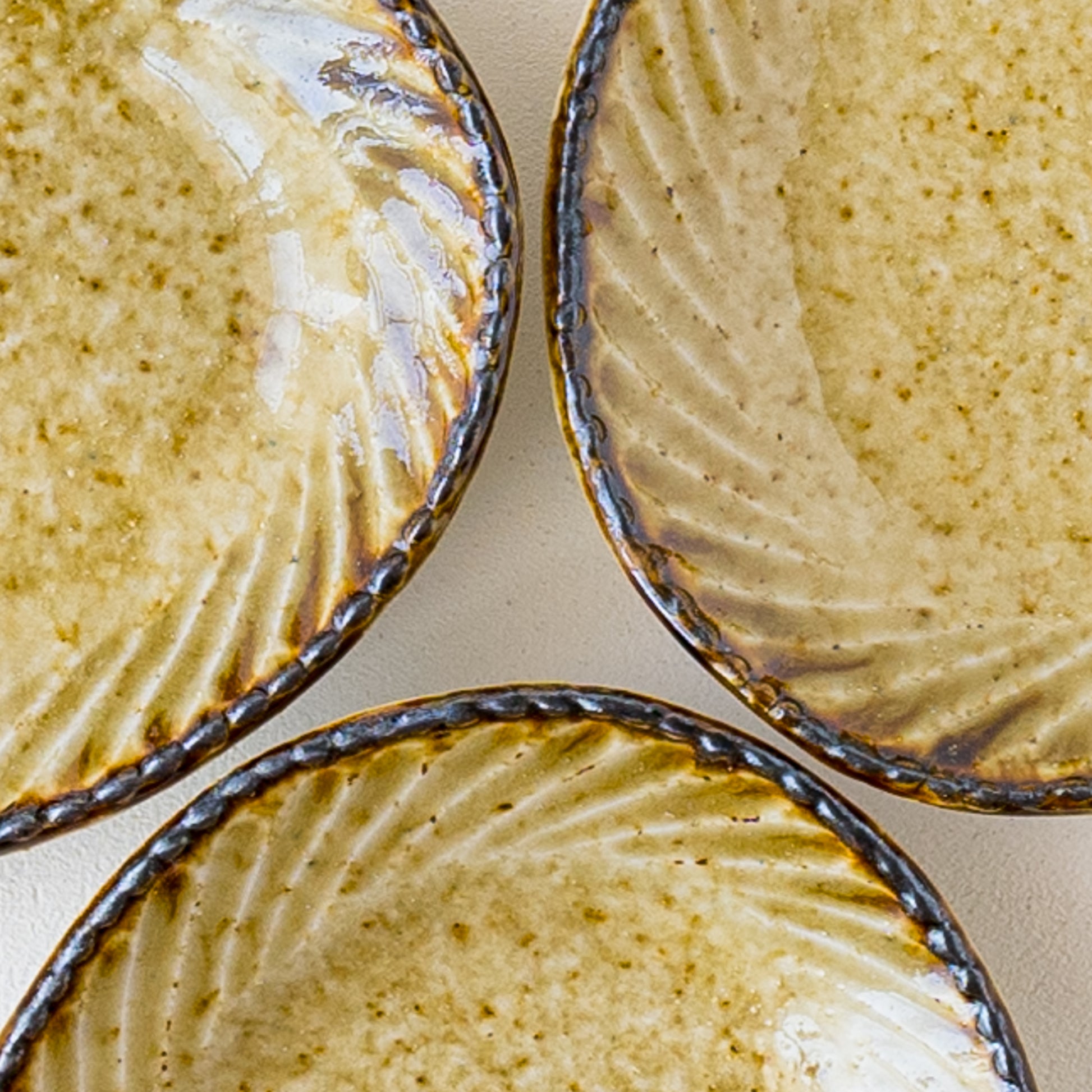 口縁部の鉄釉が味わい深いツキゾエハルさんの皮鯨オーバル皿