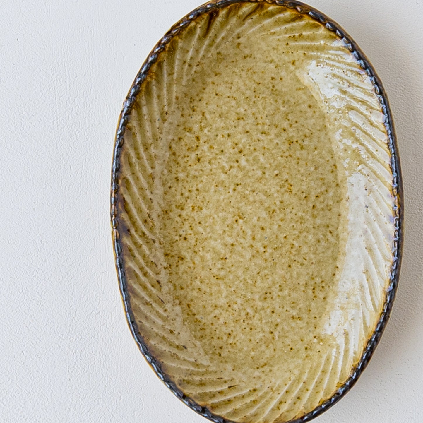 盛り付けたお料理が引き立つツキゾエハルさんの皮鯨オーバル皿