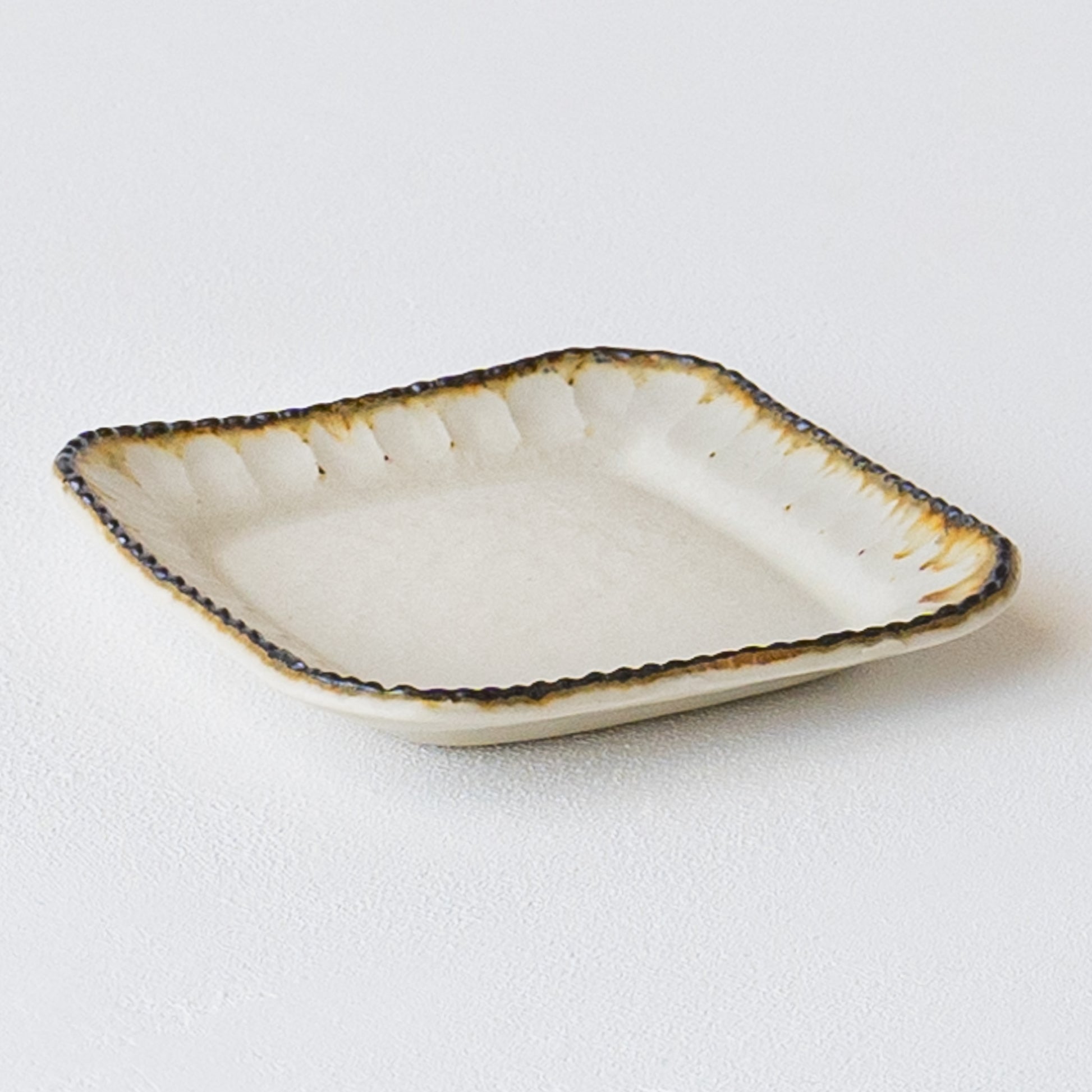 食卓を素敵に彩ってくれるツキゾエハルさんの皮鯨しのぎ角皿