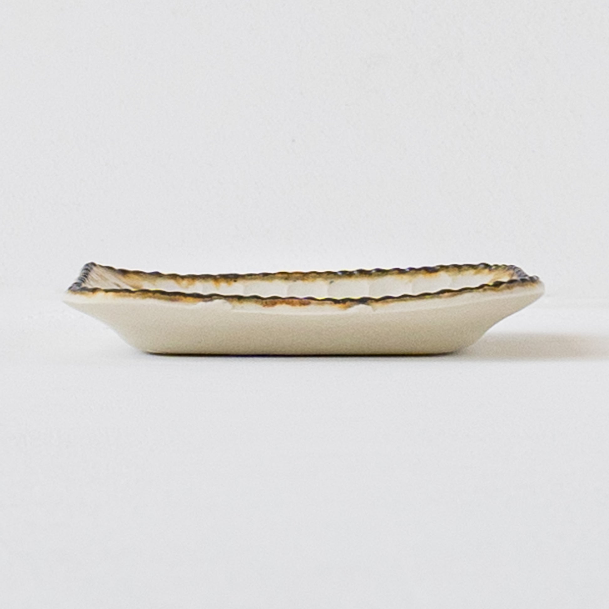 副菜の盛り付けにピッタリなツキゾエハルさんの皮鯨しのぎ角皿