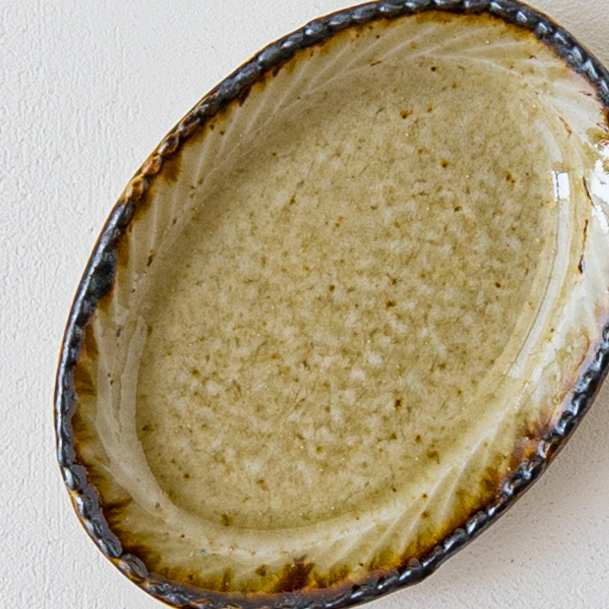 おうち飲みのおつまみを載せるのにぴったりなツキゾエハルさんの皮鯨オーバル豆皿