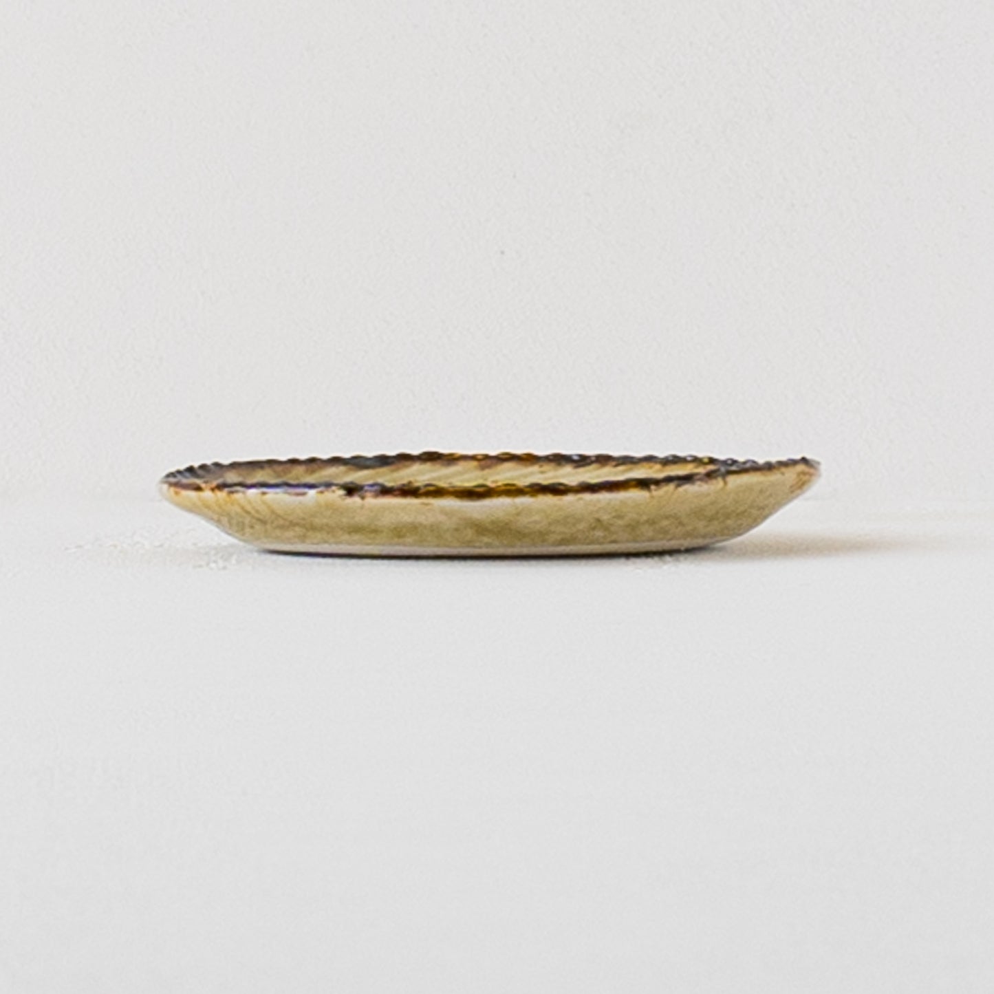 梅干しや佃煮などちょこっとおかずを載せたくなるツキゾエハルさんの皮鯨オーバル豆皿