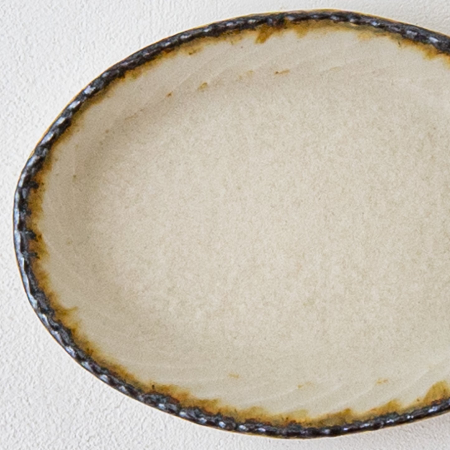 口縁部の鉄釉が味わい深いツキゾエハルさんの皮鯨オーバル豆皿