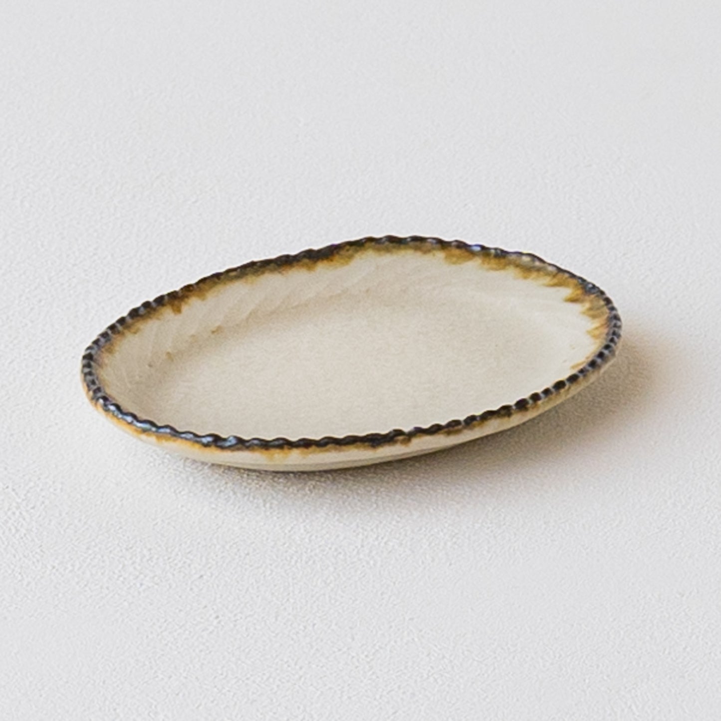 品のある食卓にしてくれるツキゾエハルさんの皮鯨オーバル豆皿