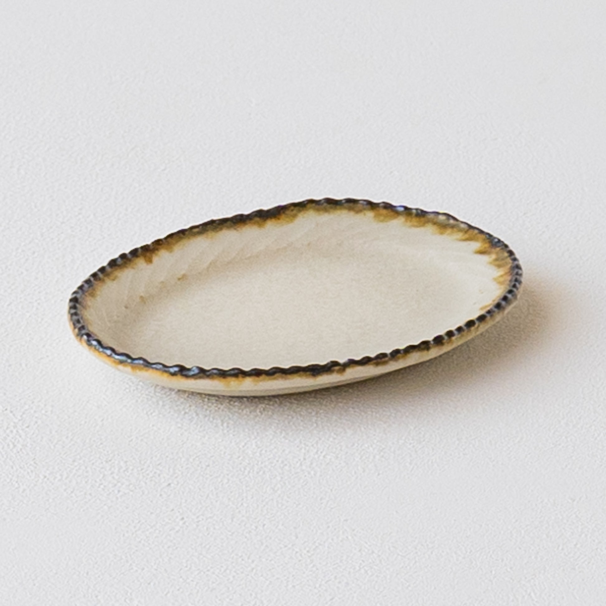 品のある食卓にしてくれるツキゾエハルさんの皮鯨オーバル豆皿
