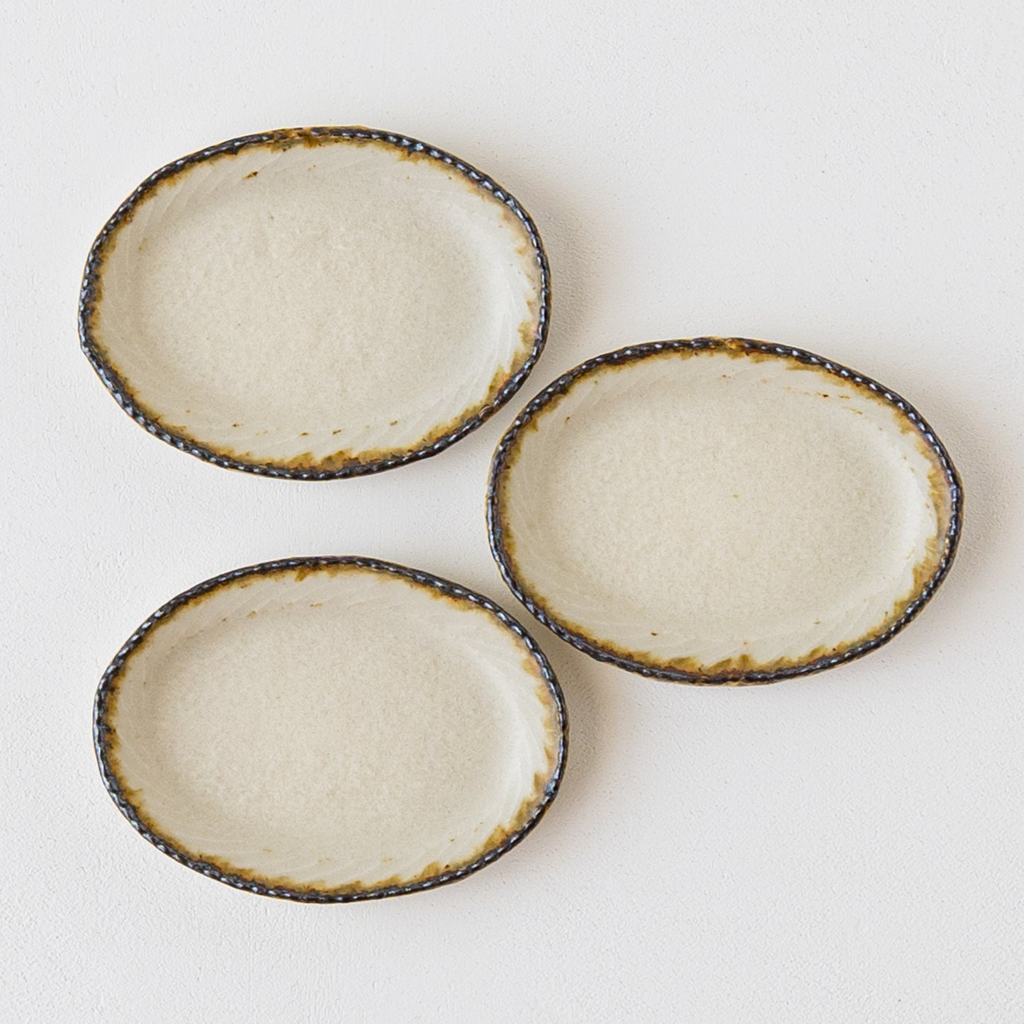 おかずをちょこっとずつ載せたくなるツキゾエハルさんの皮鯨オーバル豆皿