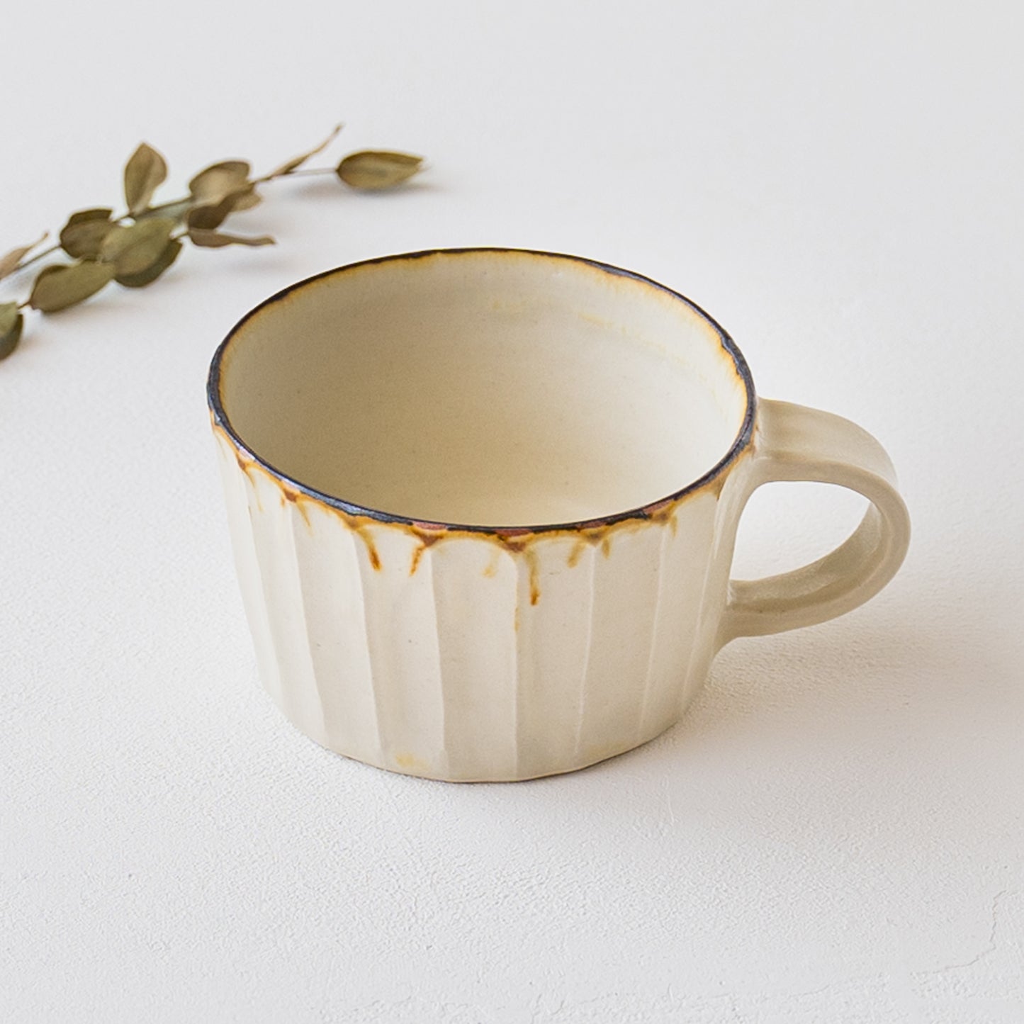 コーヒーや紅茶が美味しく飲めるツキゾエハルさんの皮鯨しのぎマグ