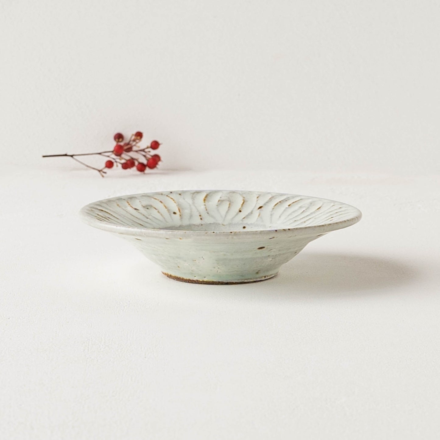 伊藤豊さんの花紋小皿粉引き
