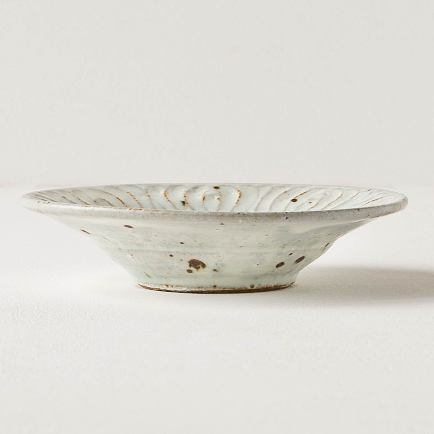 伊藤豊さんの花紋小皿粉引き