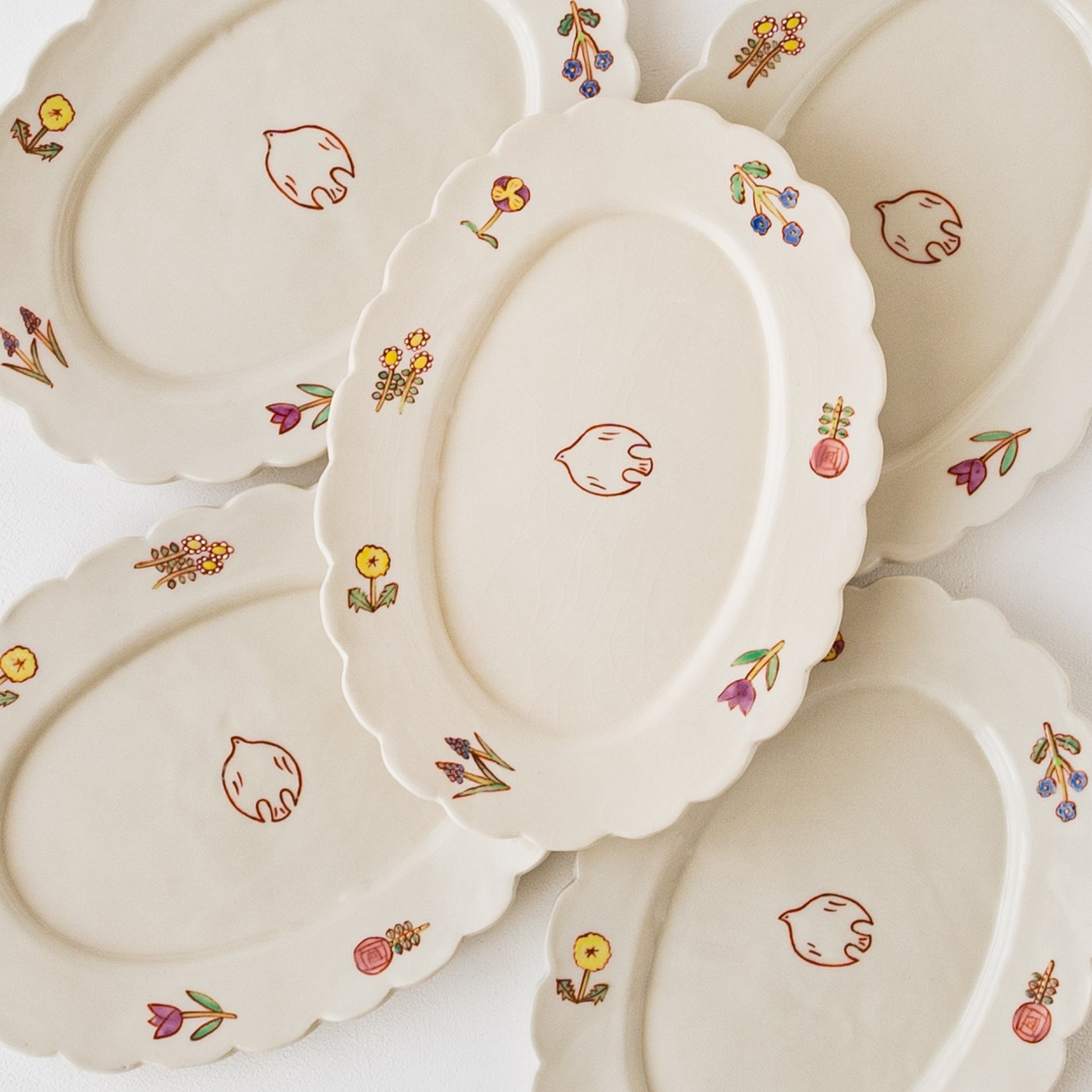 食卓が可愛いでいっぱいにしてくれる長浜由起子さんの小花絵付オーバル皿