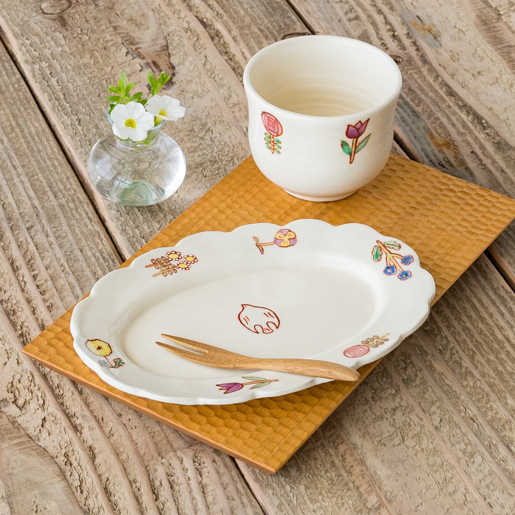 おうちカフェを堪能できる長浜由起子さんの小花絵付オーバル皿とフリーカップ