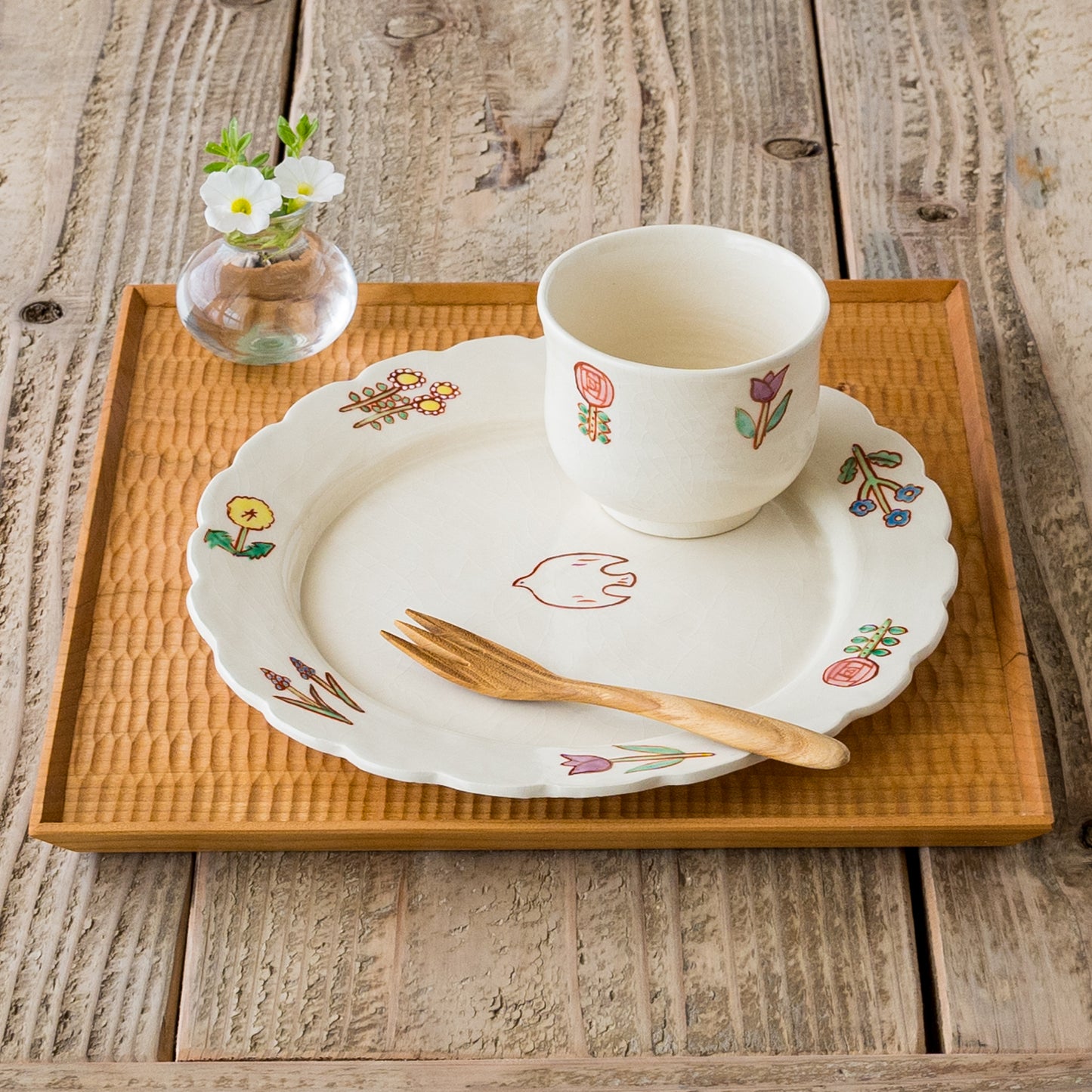 おうちでカフェめしを楽しめる長浜由起子さんの小花絵付フリーカップと8寸皿