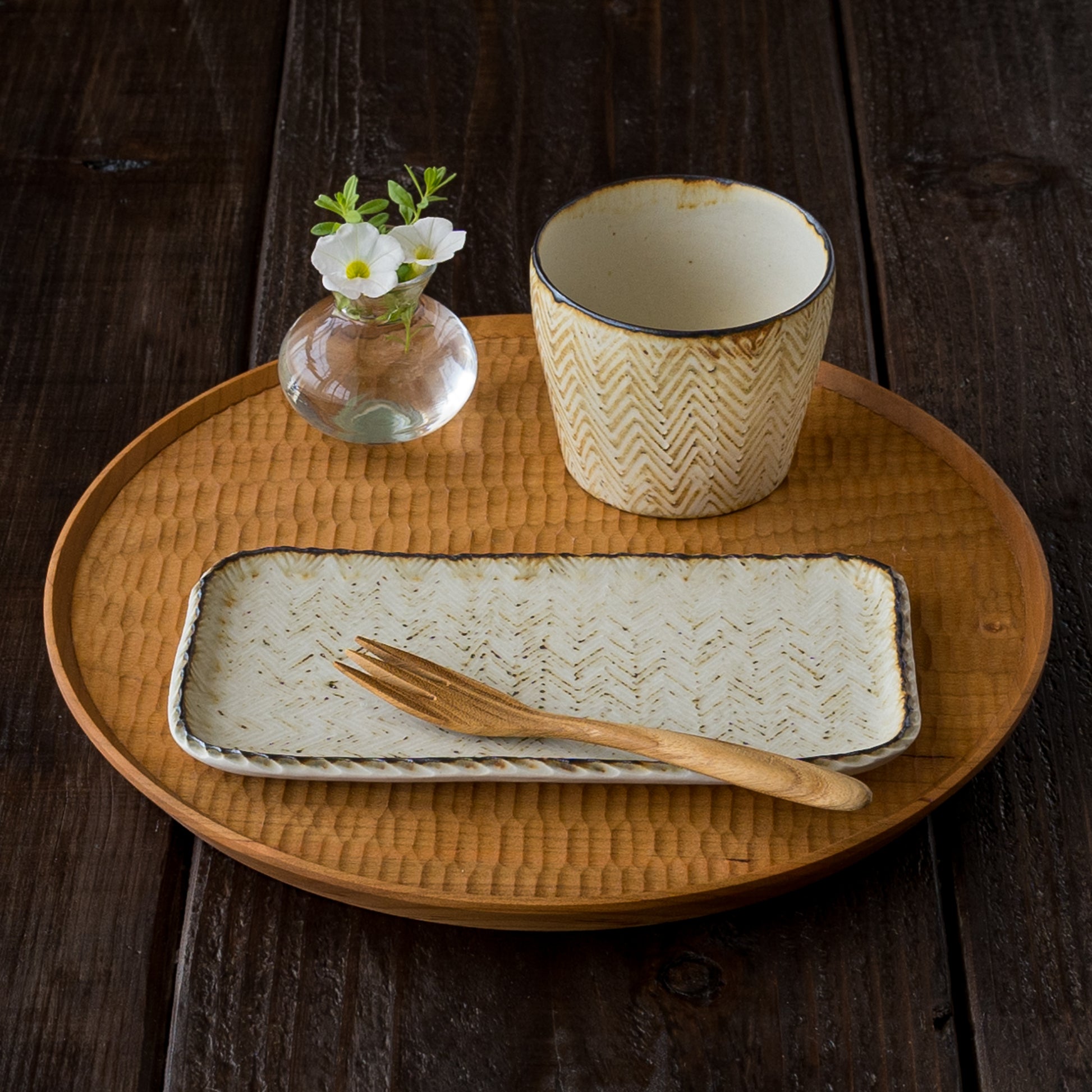 おうちで素敵なカフェ気分を楽しめるツキゾエハルさんの皮鯨ヘリンボーン柄フリーカップと板皿
