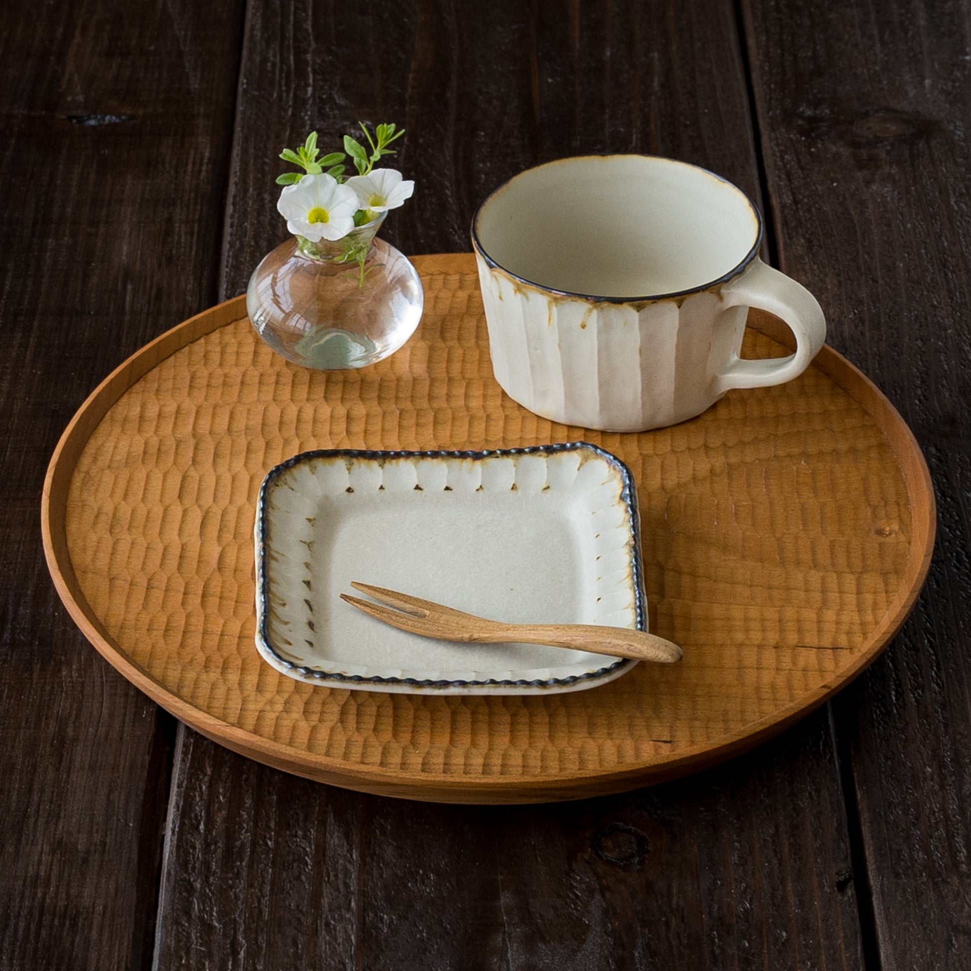 おしゃれな茶房のような雰囲気を味わえるツキゾエハルさんの皮鯨しのぎマグとしのぎ角皿