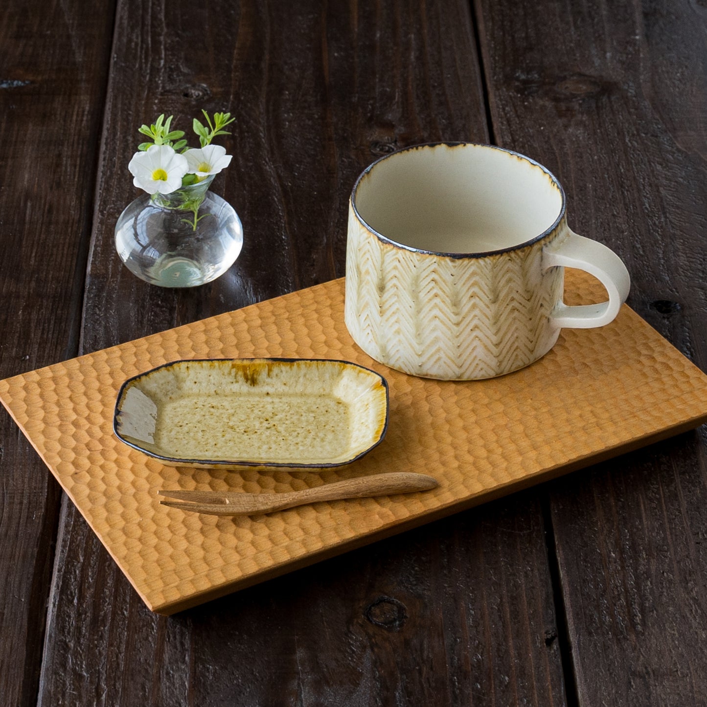 午後のほっと一息タイムがゆっくり楽しめるツキゾエハルさんの皮鯨角豆皿とマグ